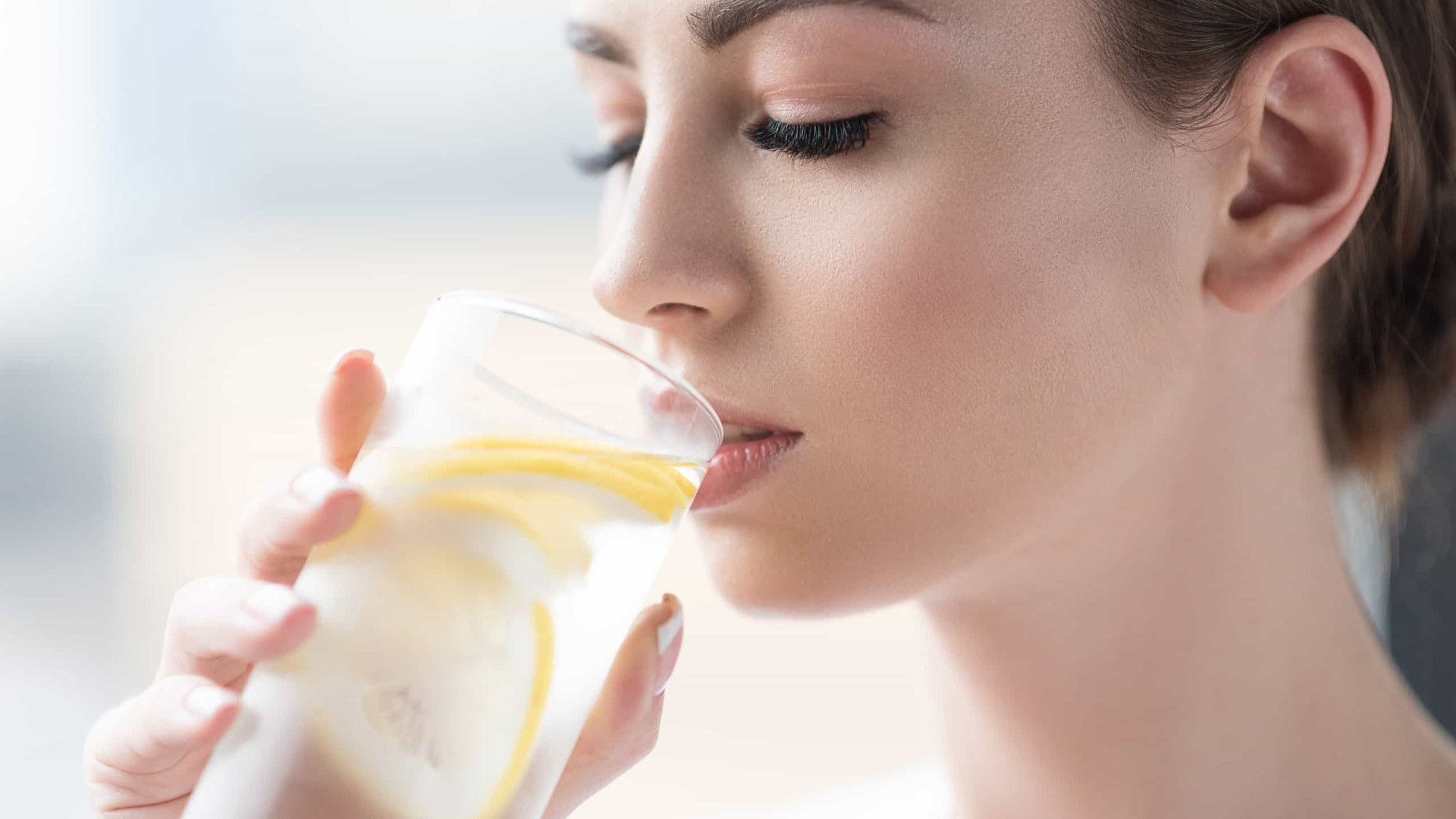 Quatro efeitos surpreendentes de beber água com limão