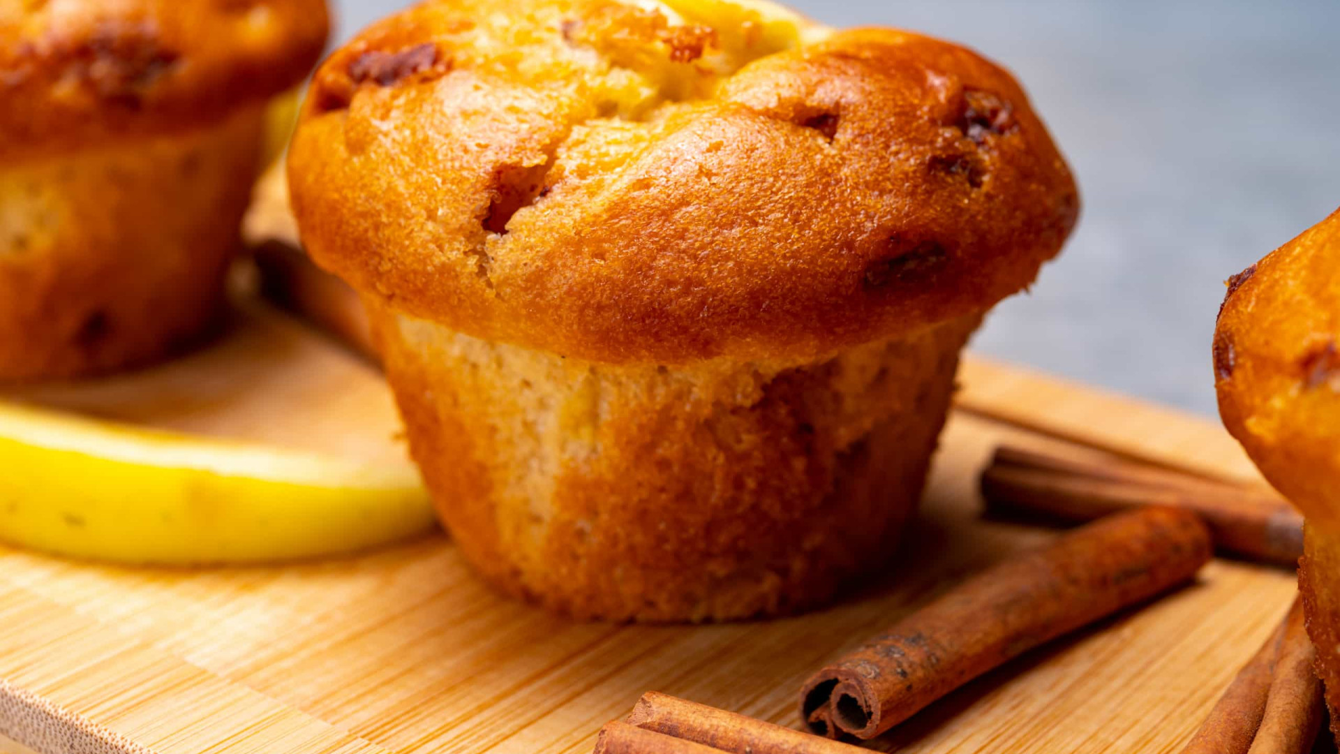 Muffins saudáveis de canela, aveia e maçã (prontos em 20 minutos!)