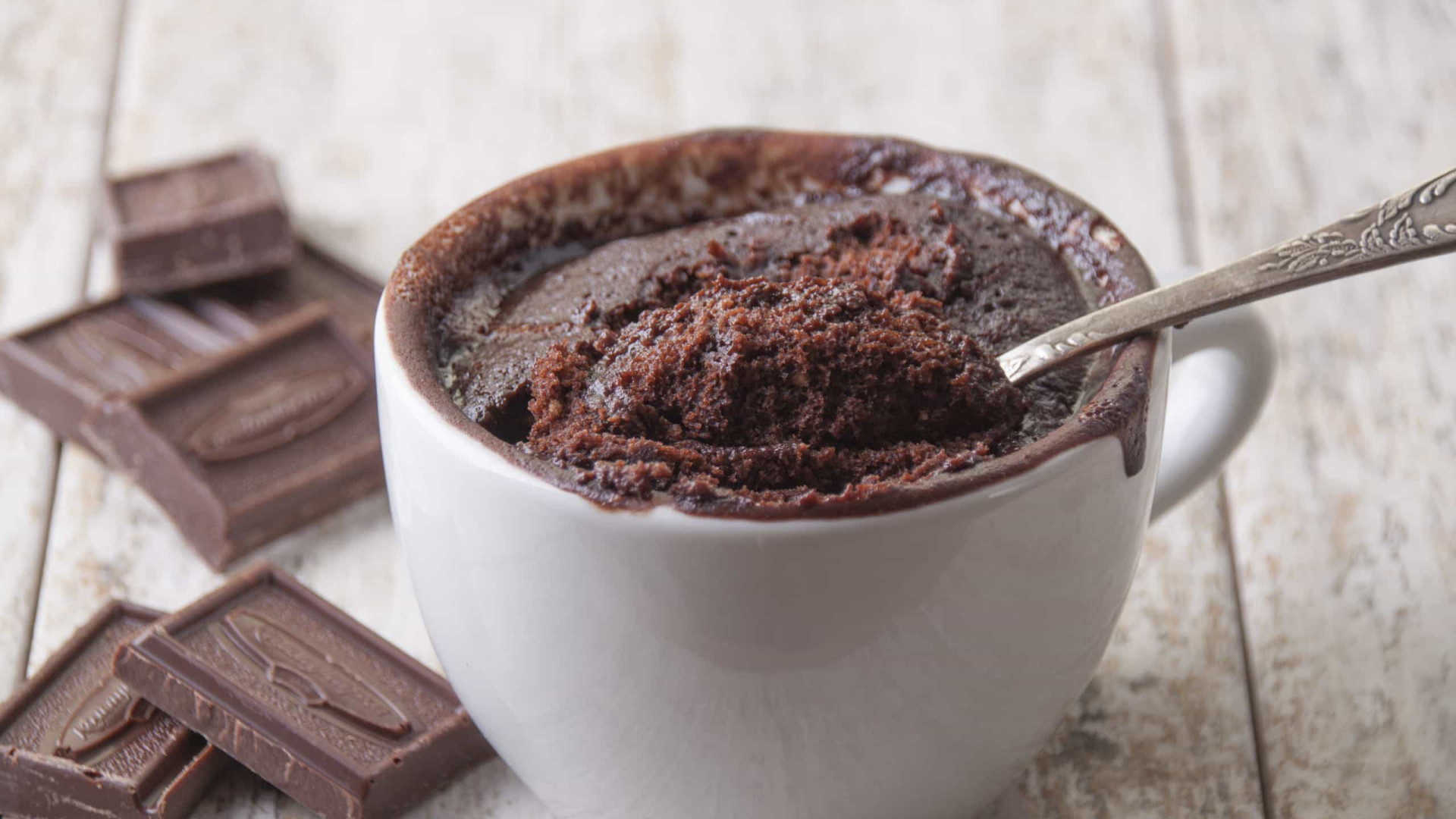 Bolo low carb de chocolate na caneca (pronto em 5 minutos!)