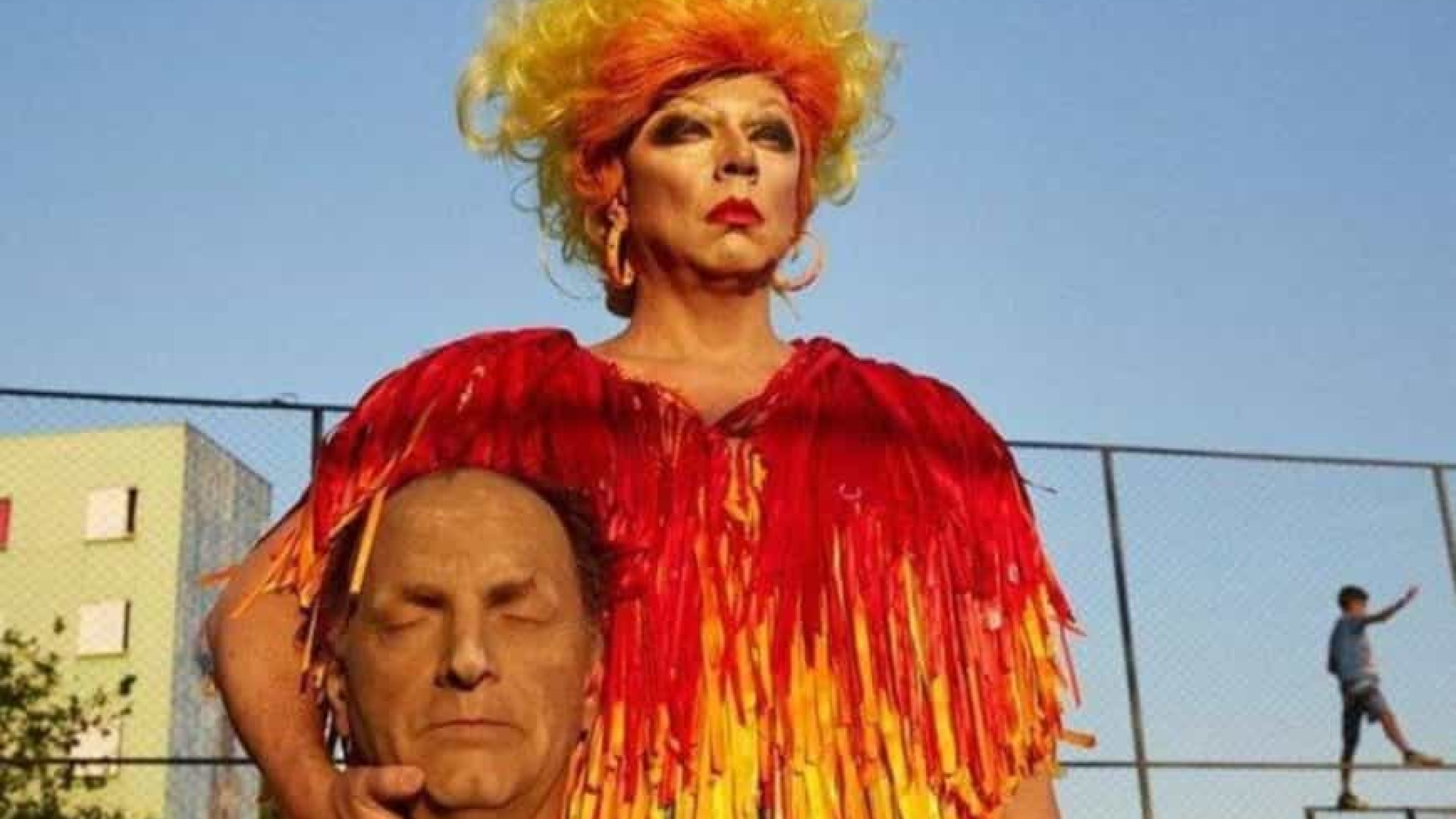 Justiça analisa imagem em que drag queen segura escultura da cabeça decapitada de Bolsonaro