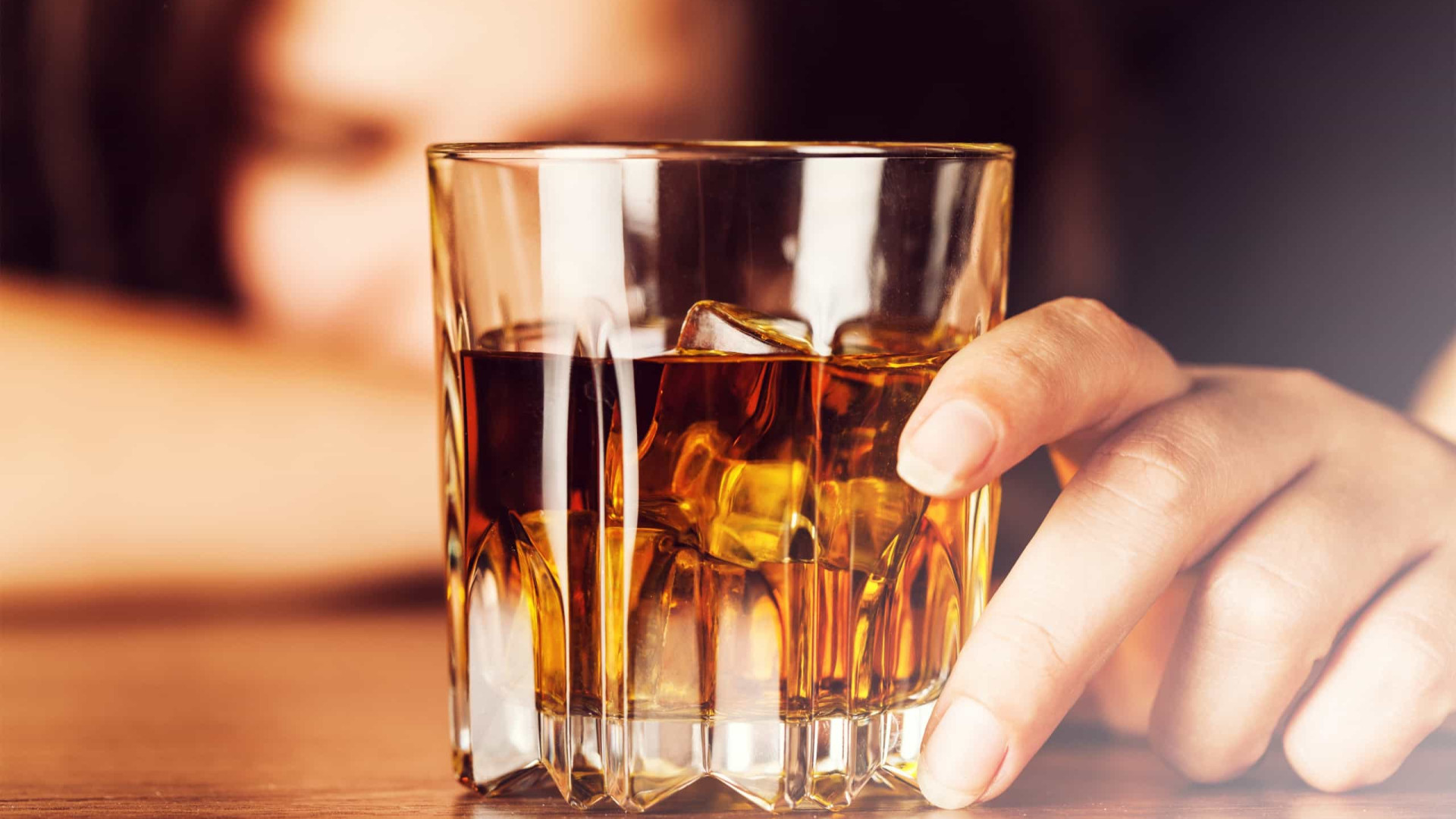 Alcoolismo pode ser resposta a reação de perigo, explica estudo