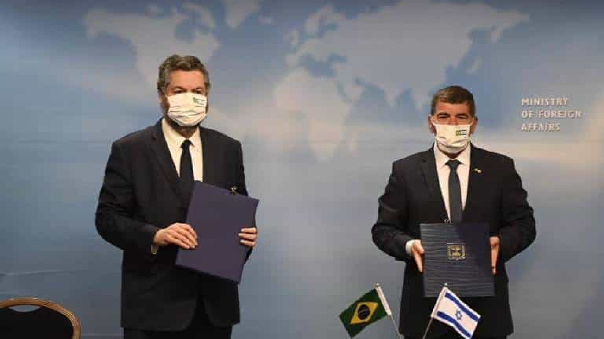 Em Israel, Ernesto Araújo e Eduardo Bolsonaro condenam comparação entre Brasil e câmara de gás