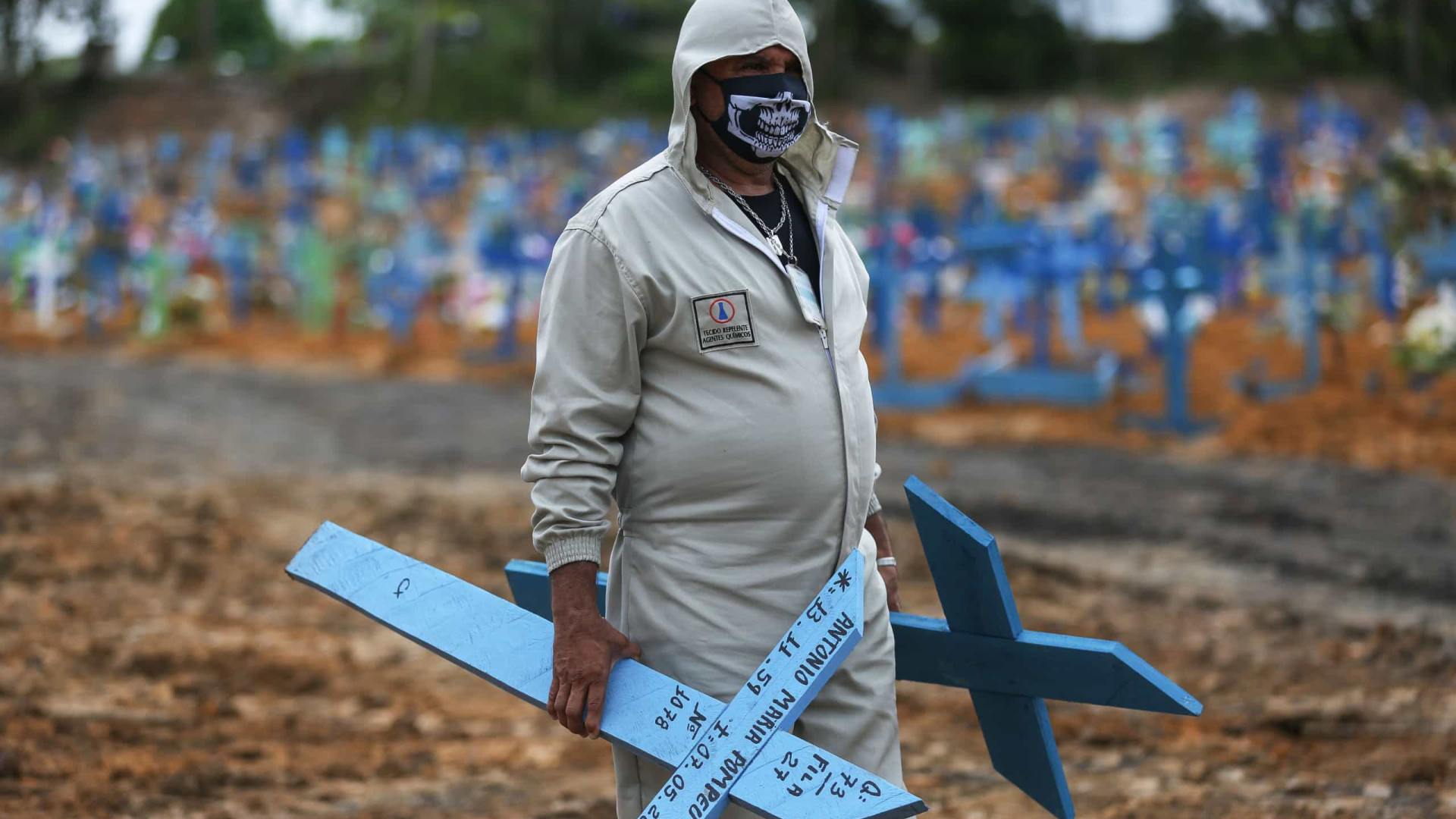 Em 24 h, Brasil registra mais de 2.300 mortes por Covid, maior marca da pandemia