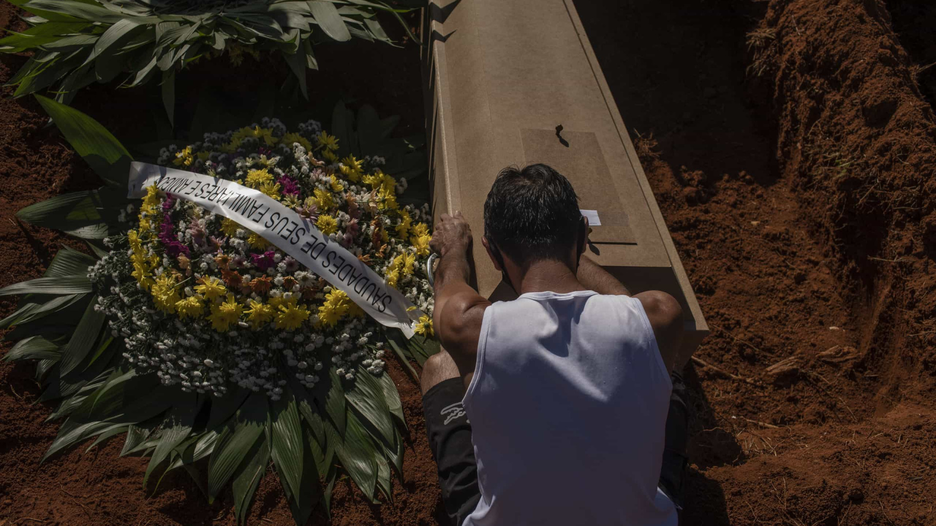 Brasil registra mais de 4.000 mortes por Covid em 24 h pelo 2º dia na semana