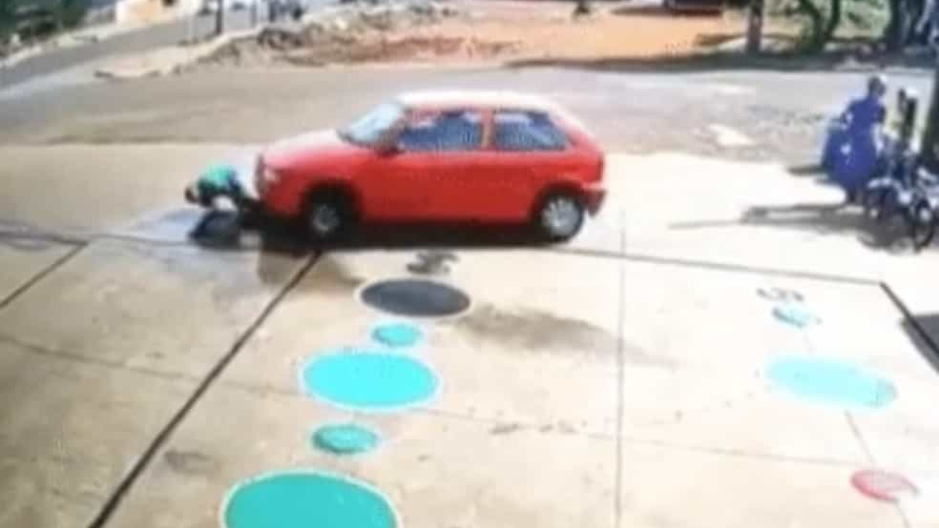 Vídeo: em posto, carro passa por cima de frentista que estava agachado