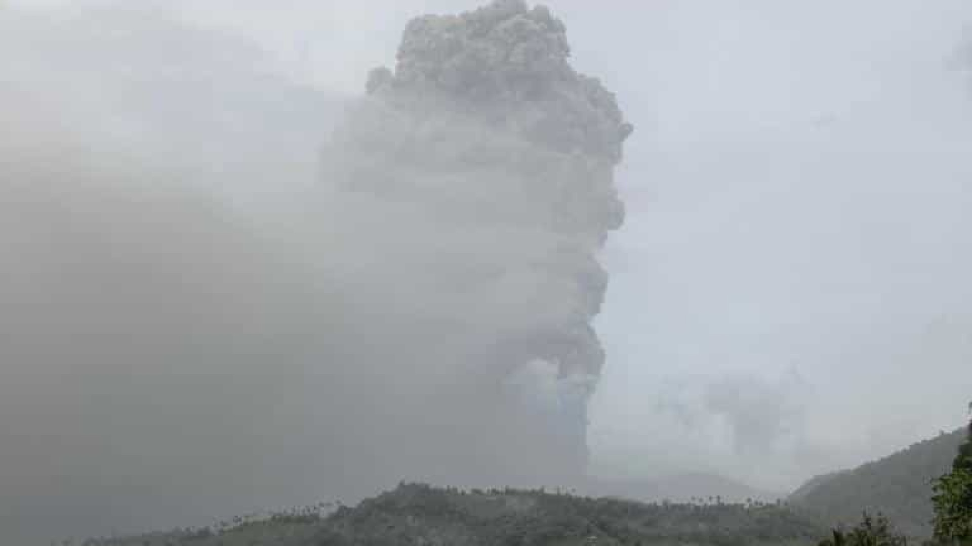 Erupção vulcânica provoca evacuação em massa no Caribe