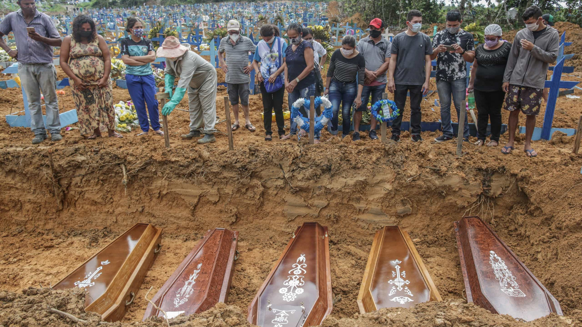 Brasil registra 3.481 mortes por Covid em 24 h e chega a 14 milhões de casos