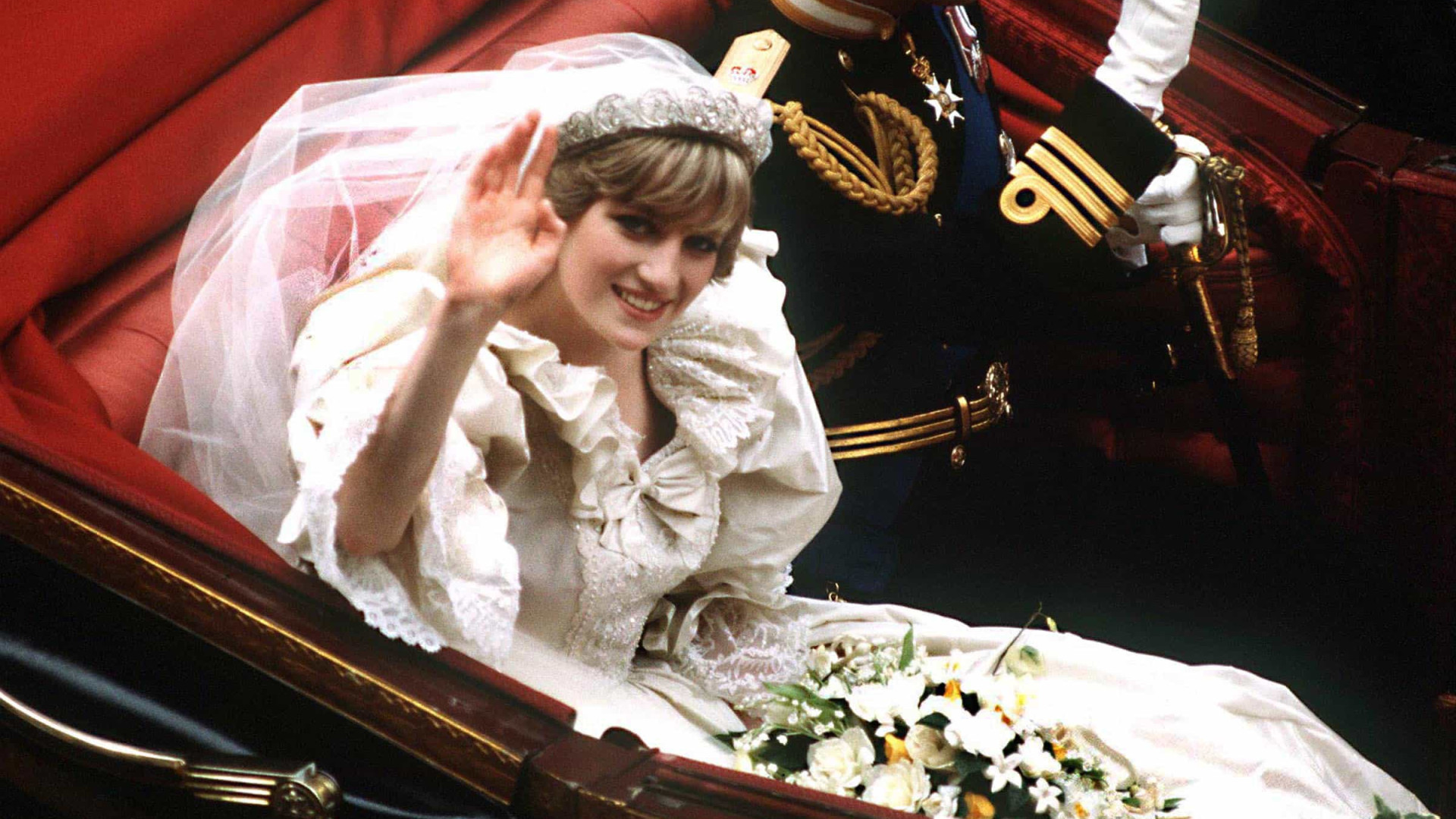 Estilista mostra desenho de vestido de noiva 'secreto' da princesa Diana