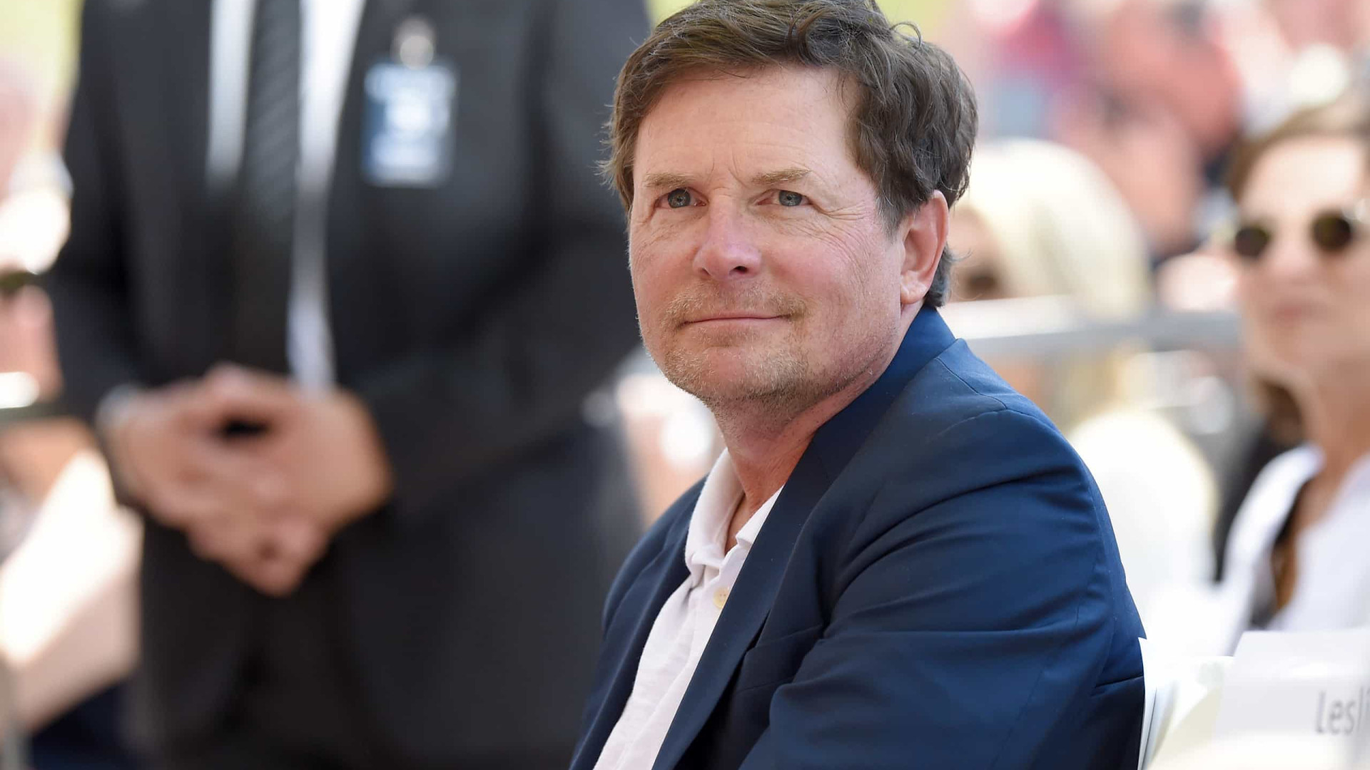 Michael J. Fox cai durante painel de 'De Volta para o Futuro'