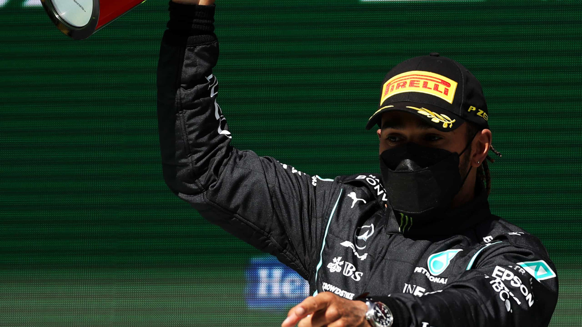 Hamilton ganha duelos com Verstappen e vence GP de Portugal