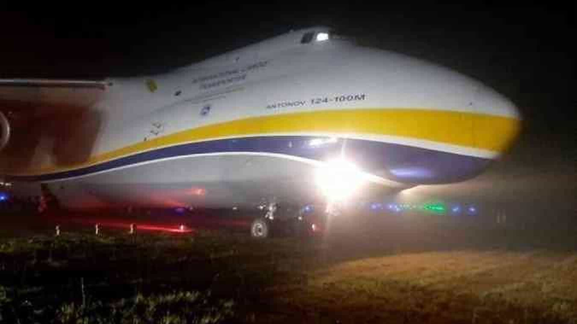 Avião cargueiro sai da pista ao pousar em Guarulhos; não houve feridos