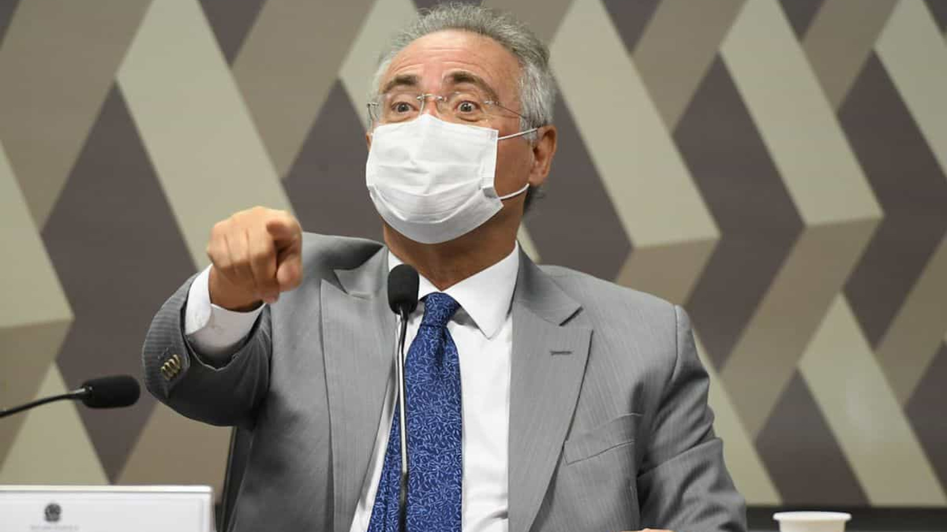 'Vagabundo é elogio para ele', diz Bolsonaro sobre Renan Calheiros