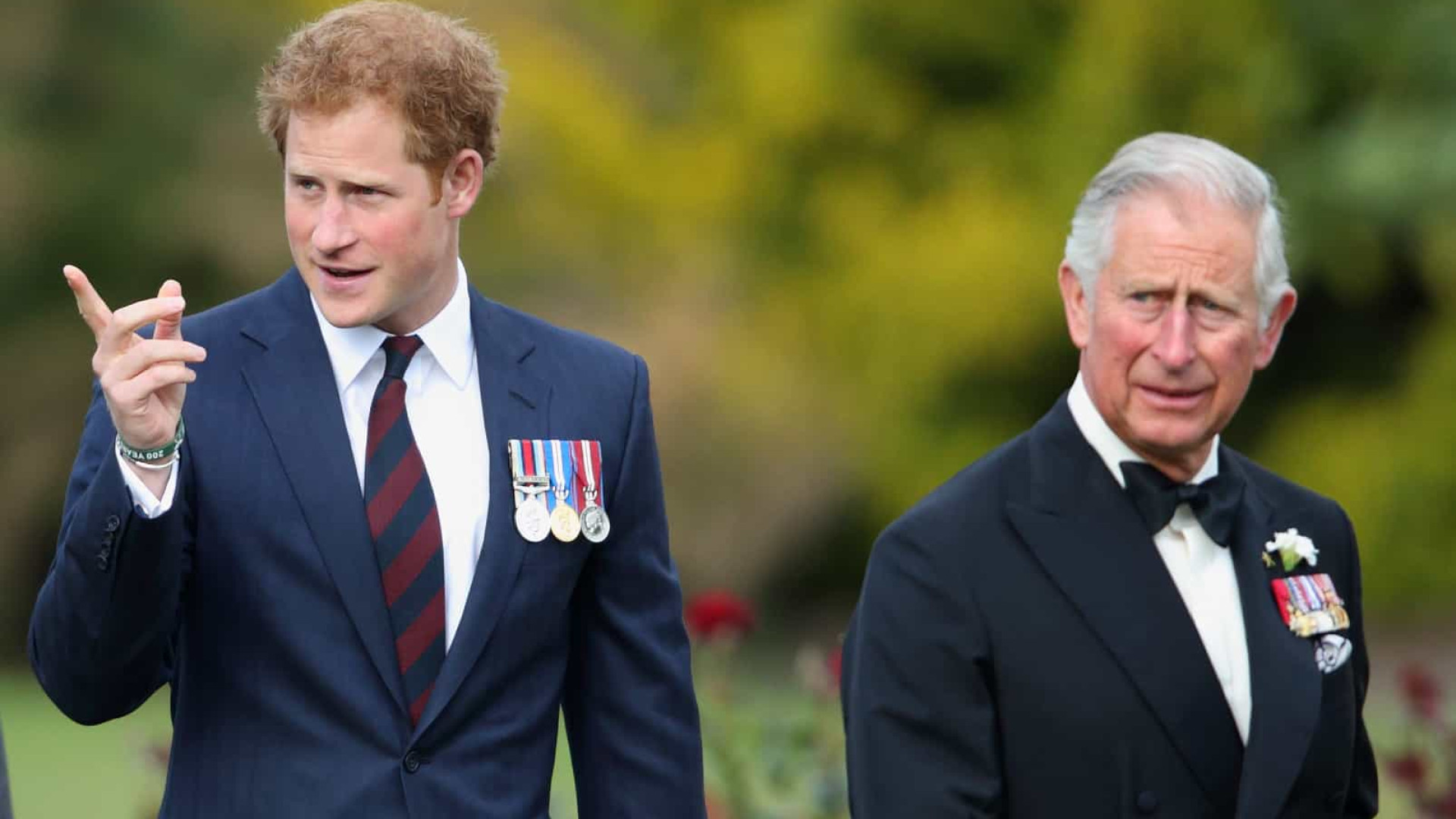 Príncipe Harry viaja para Inglaterra mas ignora familiares