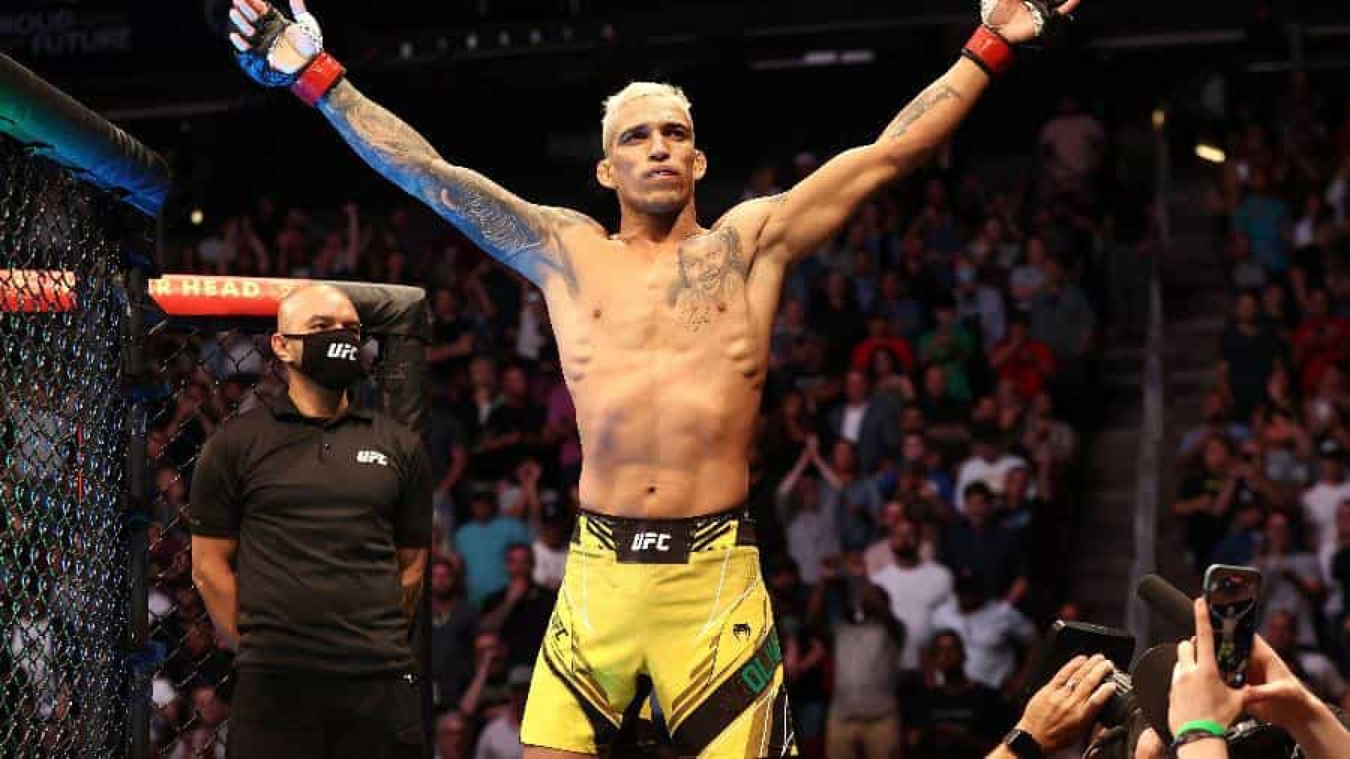 Charles do Bronx nocauteia americano e conquista o cinturão peso-leve do UFC