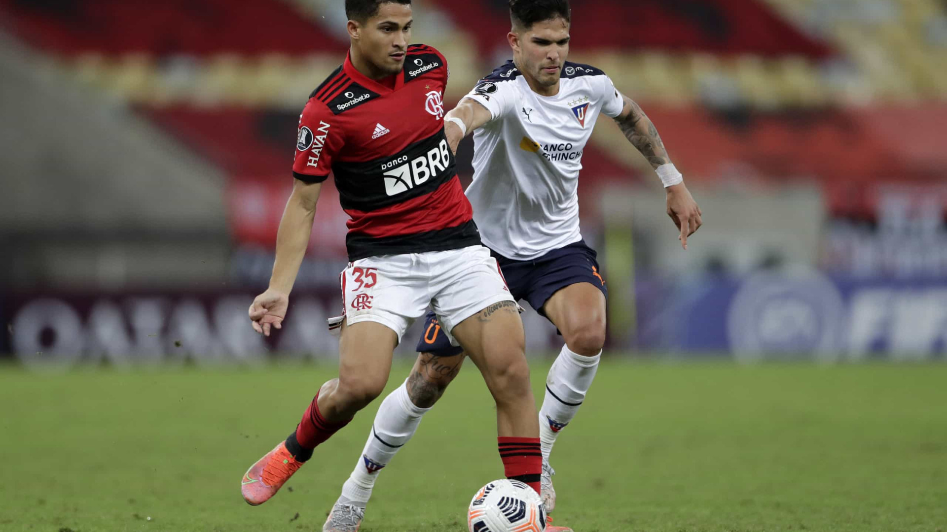 Com um a menos, Flamengo arranca empate com LDU e vai às oitavas da Libertadores