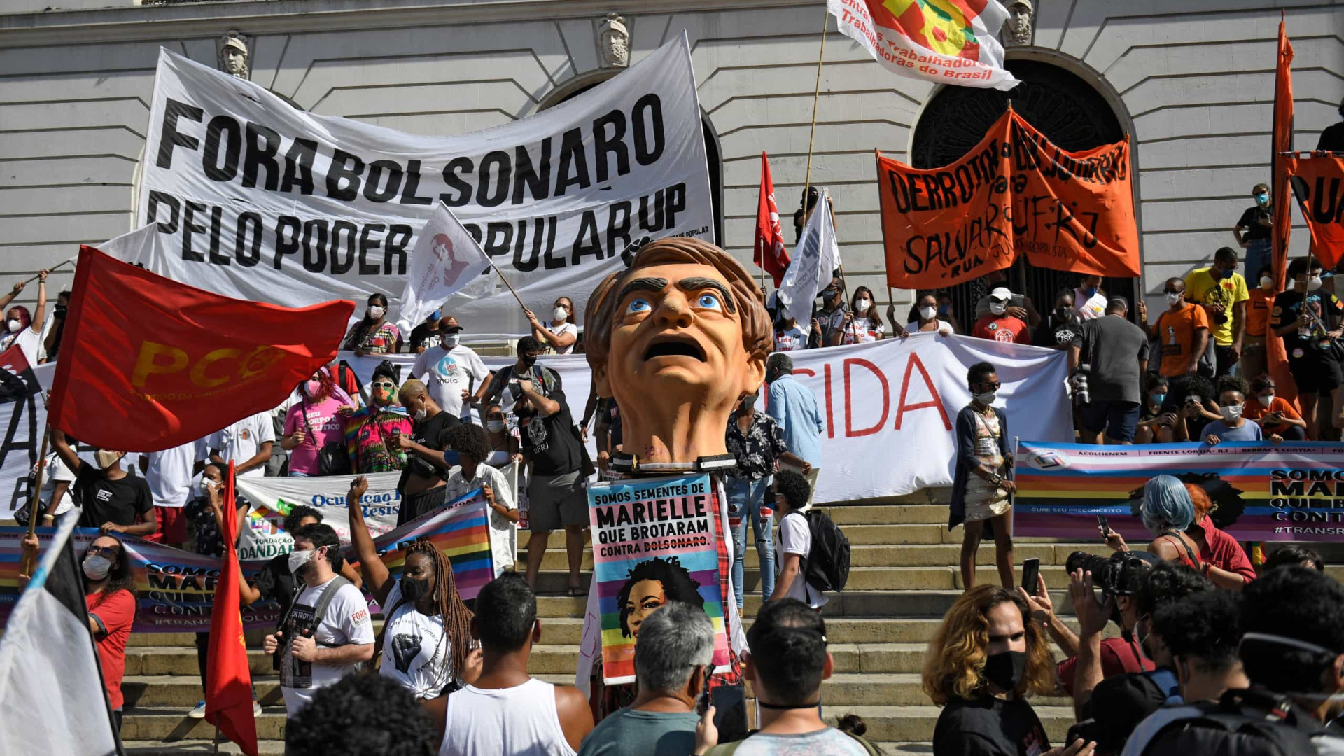 Manifestantes interditam principal via do centro do Rio em ato contra Bolsonaro