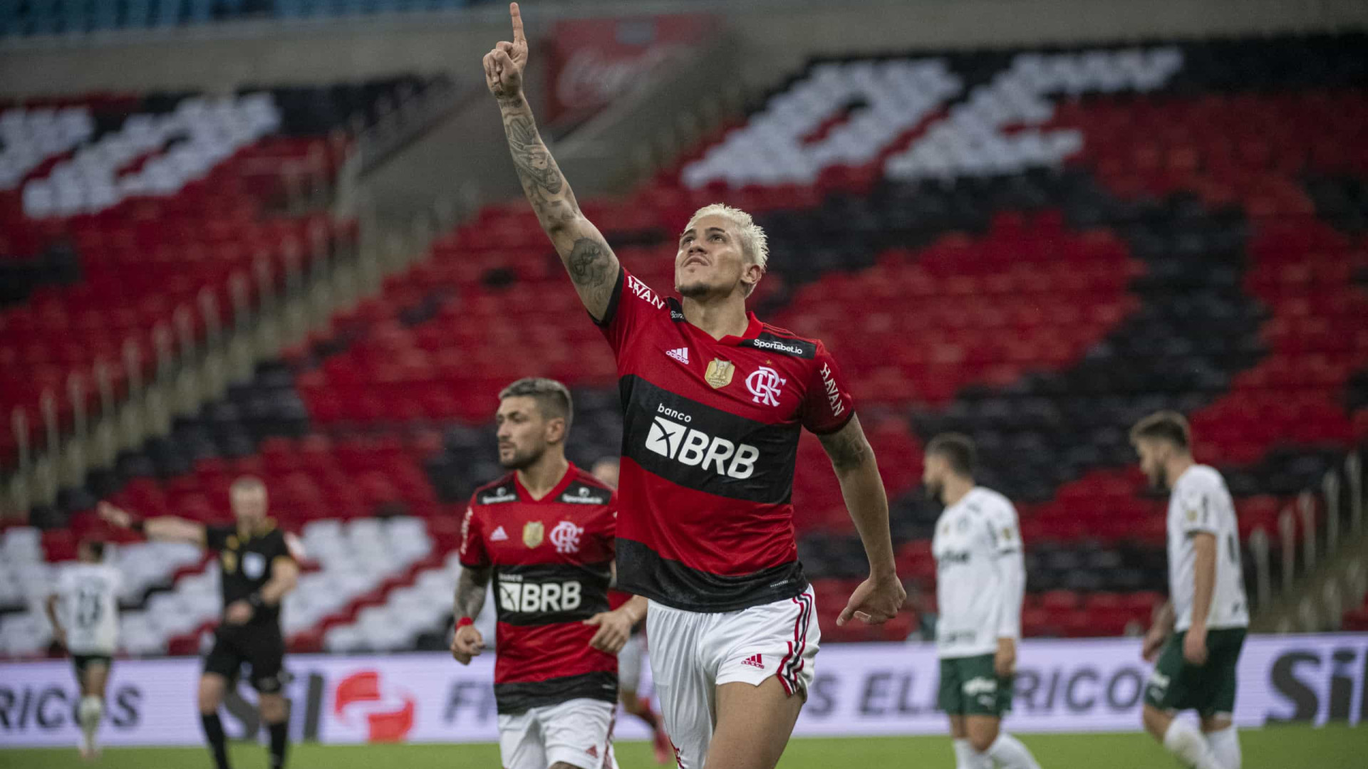 Na estreia do Brasileirão, Flamengo supera Palmeiras no Maracanã e aumenta tabu