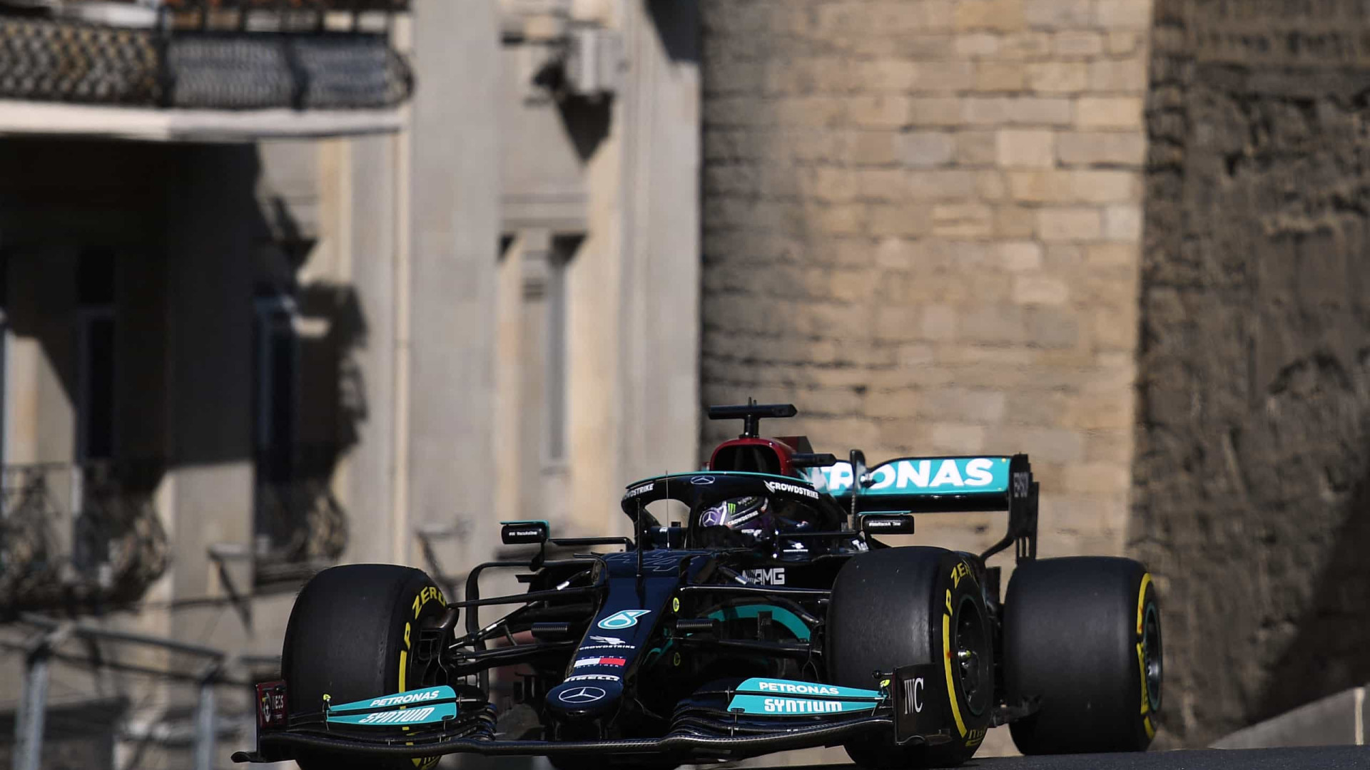 Hamilton revela problemas na Mercedes no 2º treino livre em Baku; Red Bull domina