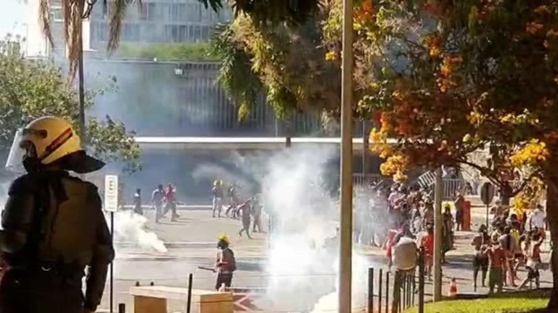 Protesto: Polícia dispersa ato indígena com bombas de gás