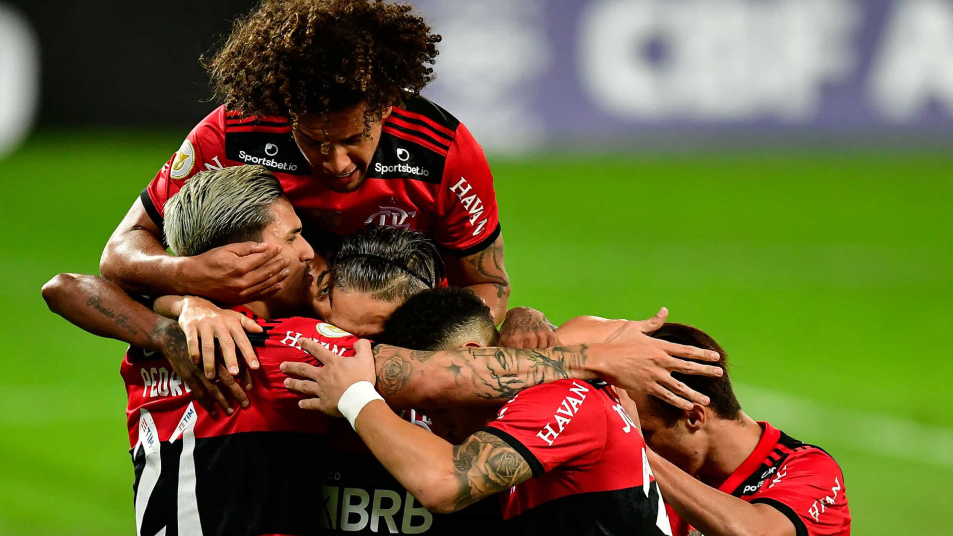 Flamengo recebe Ceará com a missão de adiar o título antecipado do Atlético-MG