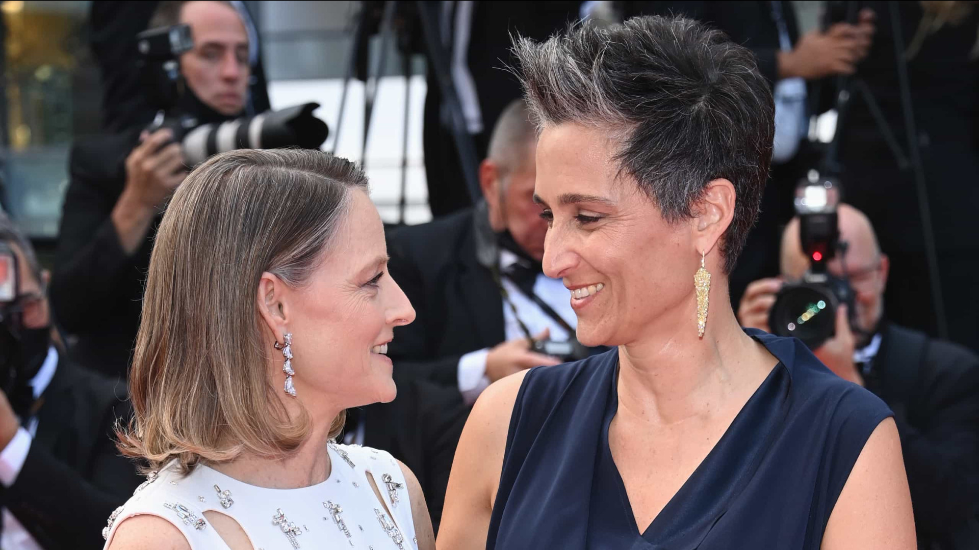 Jodie Foster e a mulher trocam beijo apaixonado no Festival de Cannes