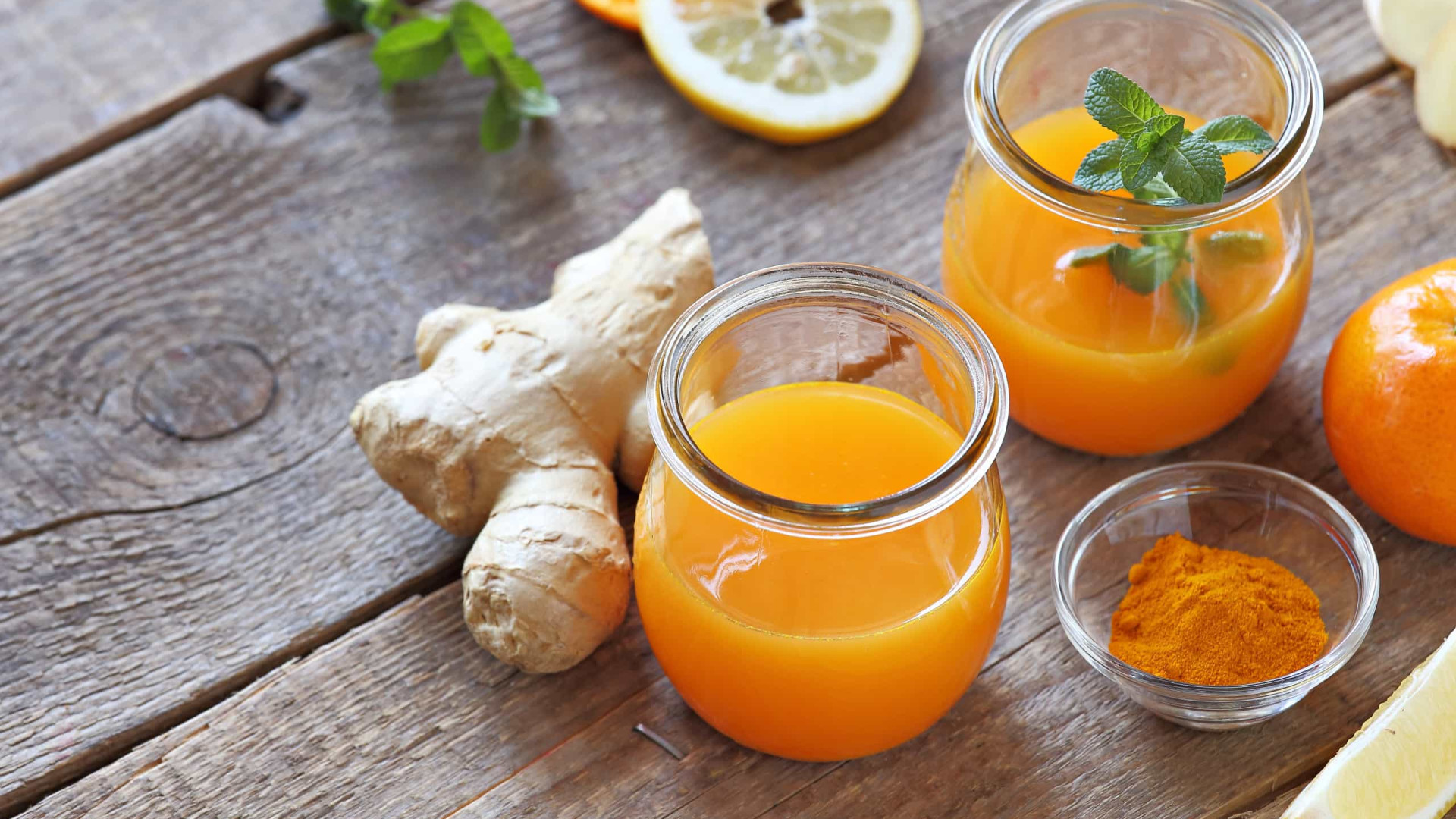 Emagreça com este suco termogênico de laranja, gengibre e acerola