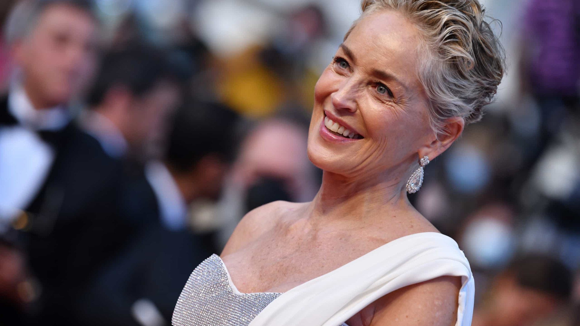 Aos 63 anos, Sharon Stone posa deslumbrante no Festival de Cannes