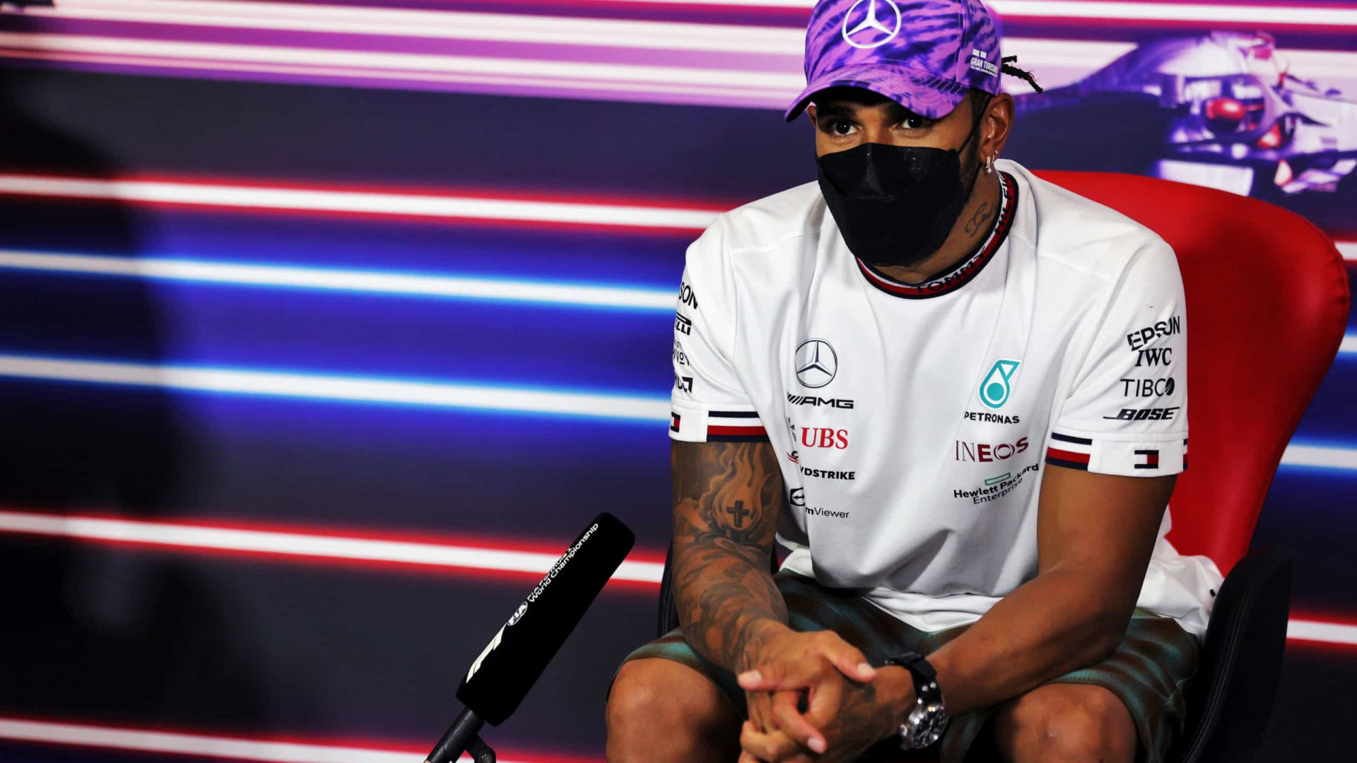 F-1 condena comentários racistas contra Hamilton após acidente com Verstappen