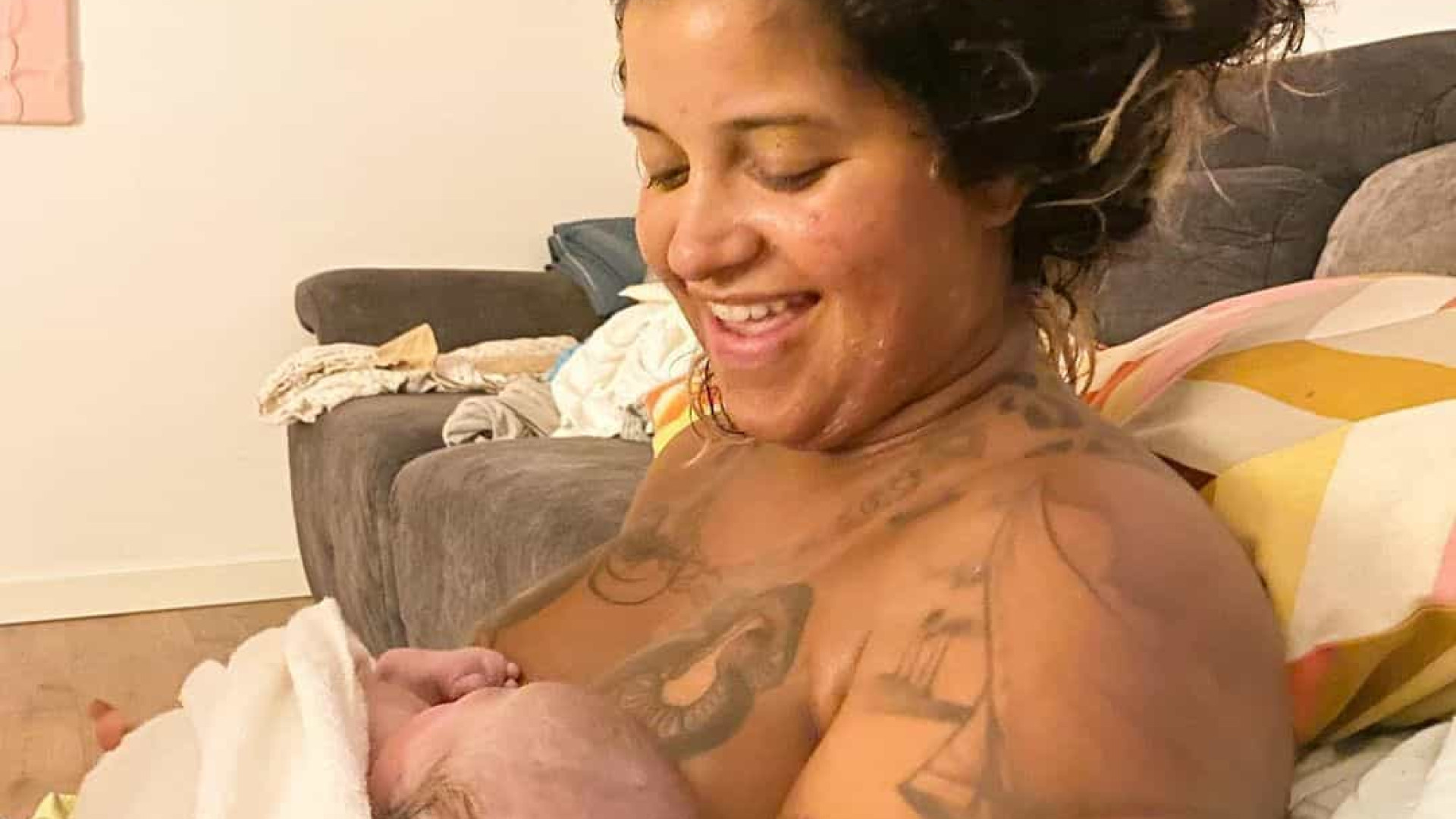 Blaya revela imagens únicas do parto em casa e conta que bebeu a placenta
