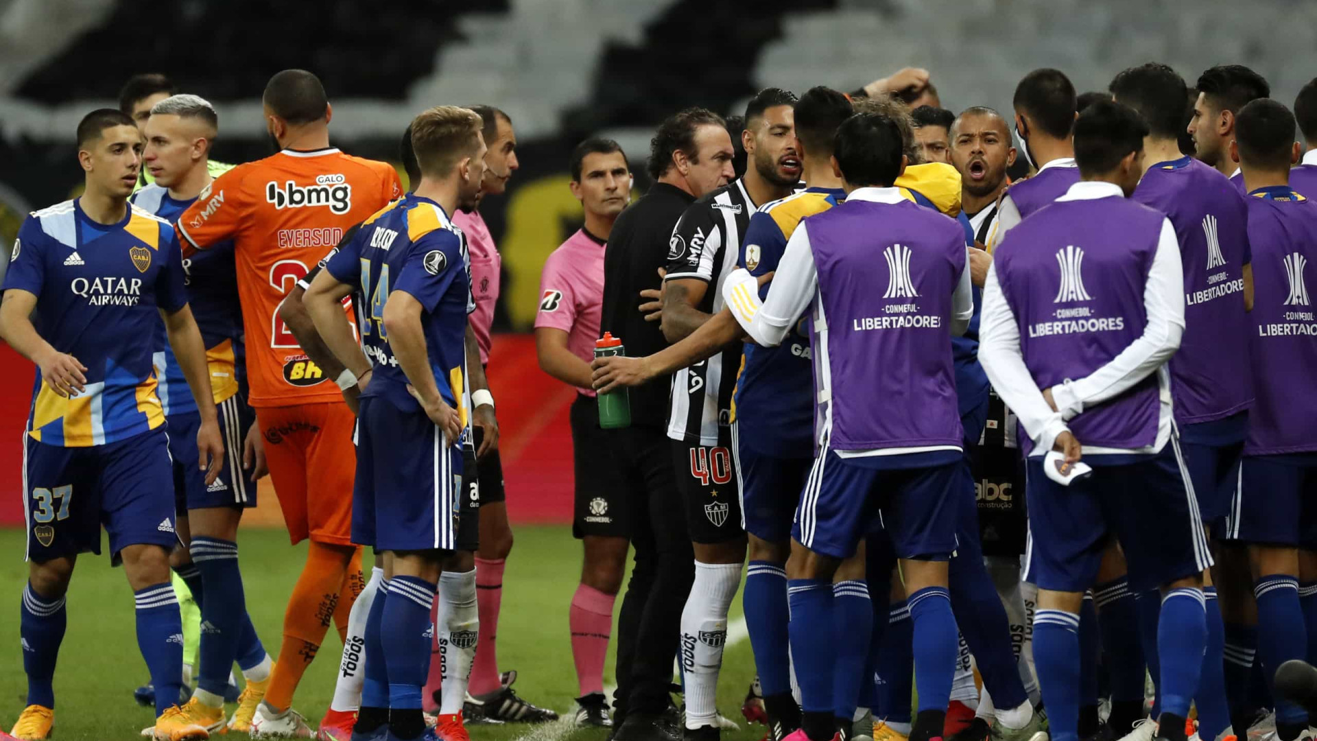 Após eliminação, jogadores do Boca entram em confronto nos vestiários do Mineirão