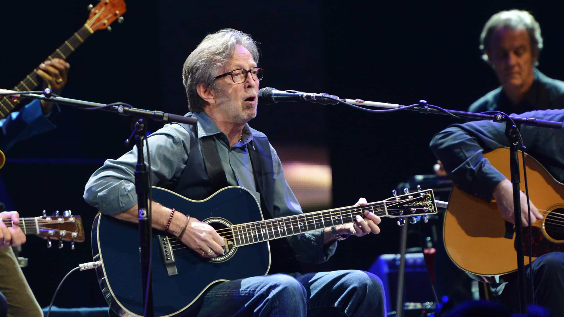Eric Clapton, Letitia Wright e artistas antivacina causam atrasos e perdas na cultura