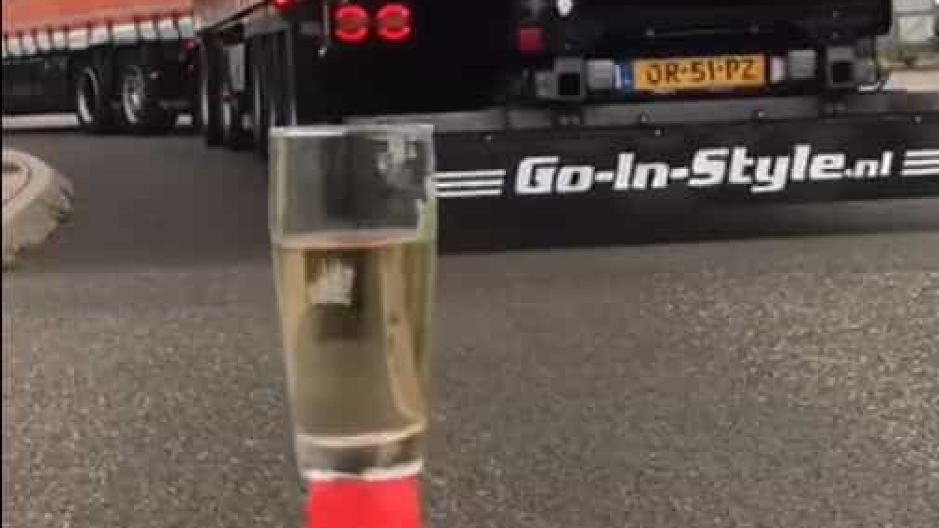 Motorista usa caminhão para pôr saco de chá num copo de água. Veja