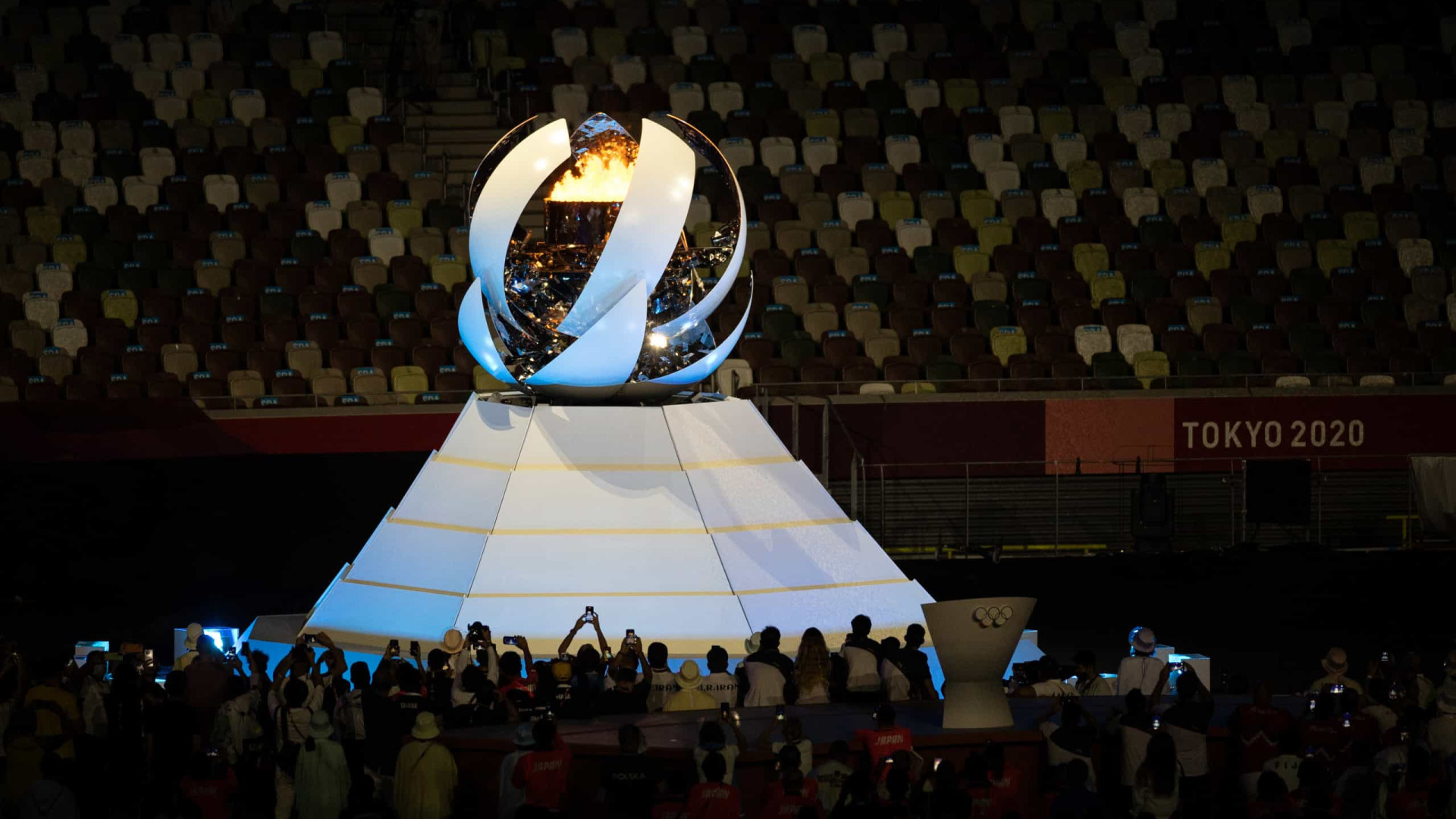 Pira olímpica é apagada na cerimônia de encerramento de Tóquio-2020