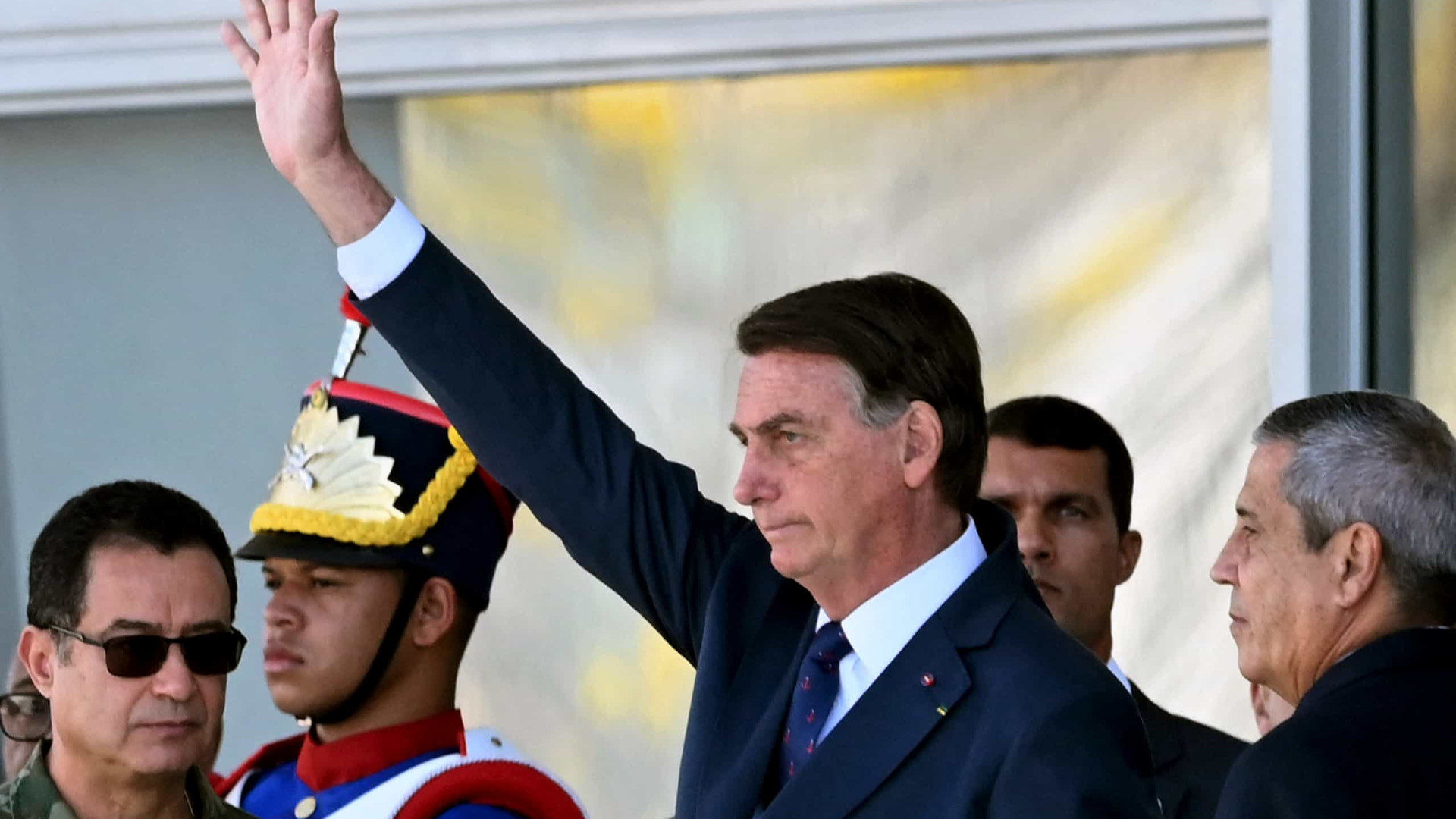 Bolsonaro libera classe executiva em voos para exterior para ministro e servidor
