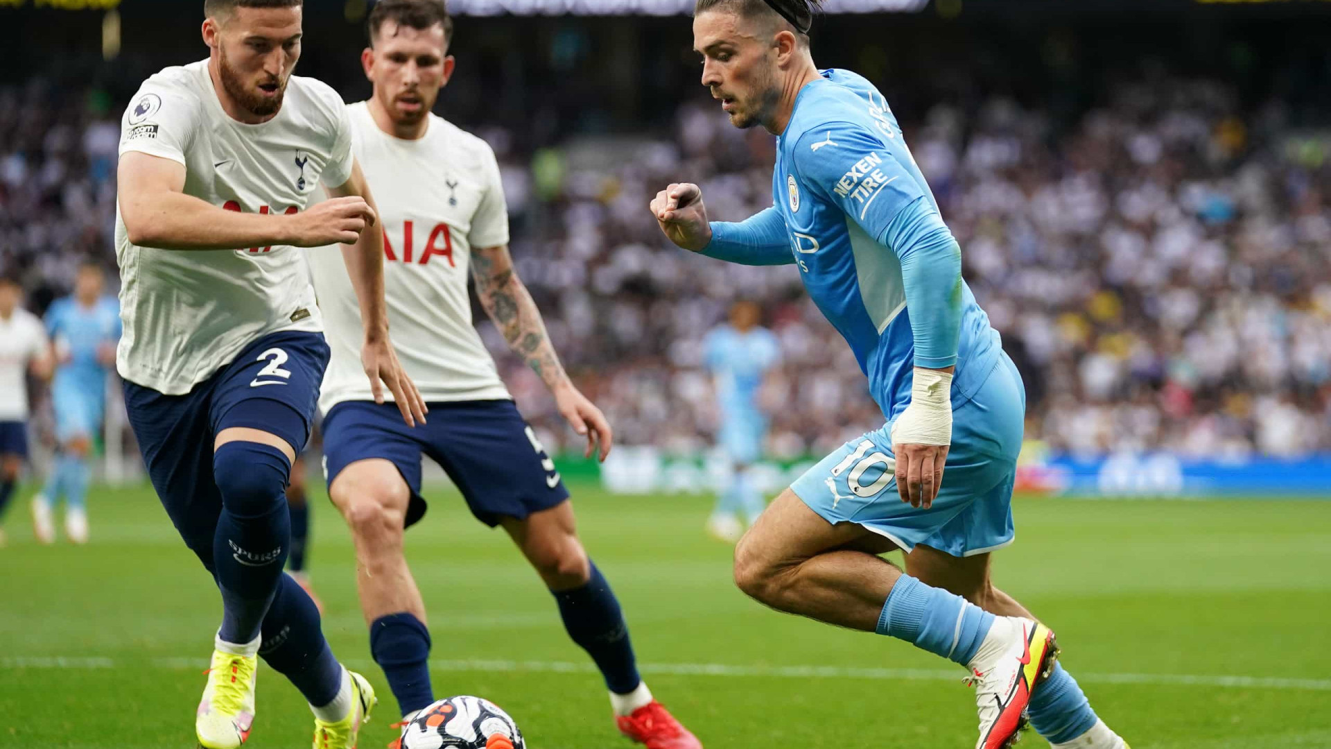 Tottenham carimba a faixa do City no jogo mais aguardado da abertura do Inglês