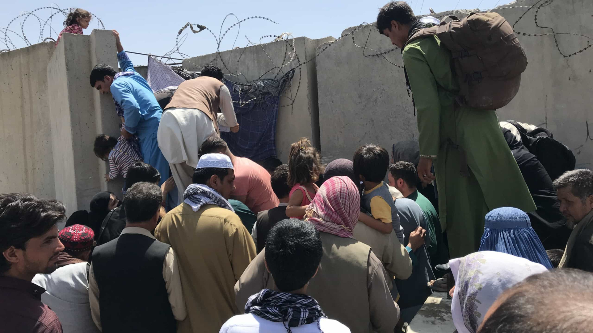 Medo de ataques antecipa fim de retirada do Afeganistão, e civis se desesperam