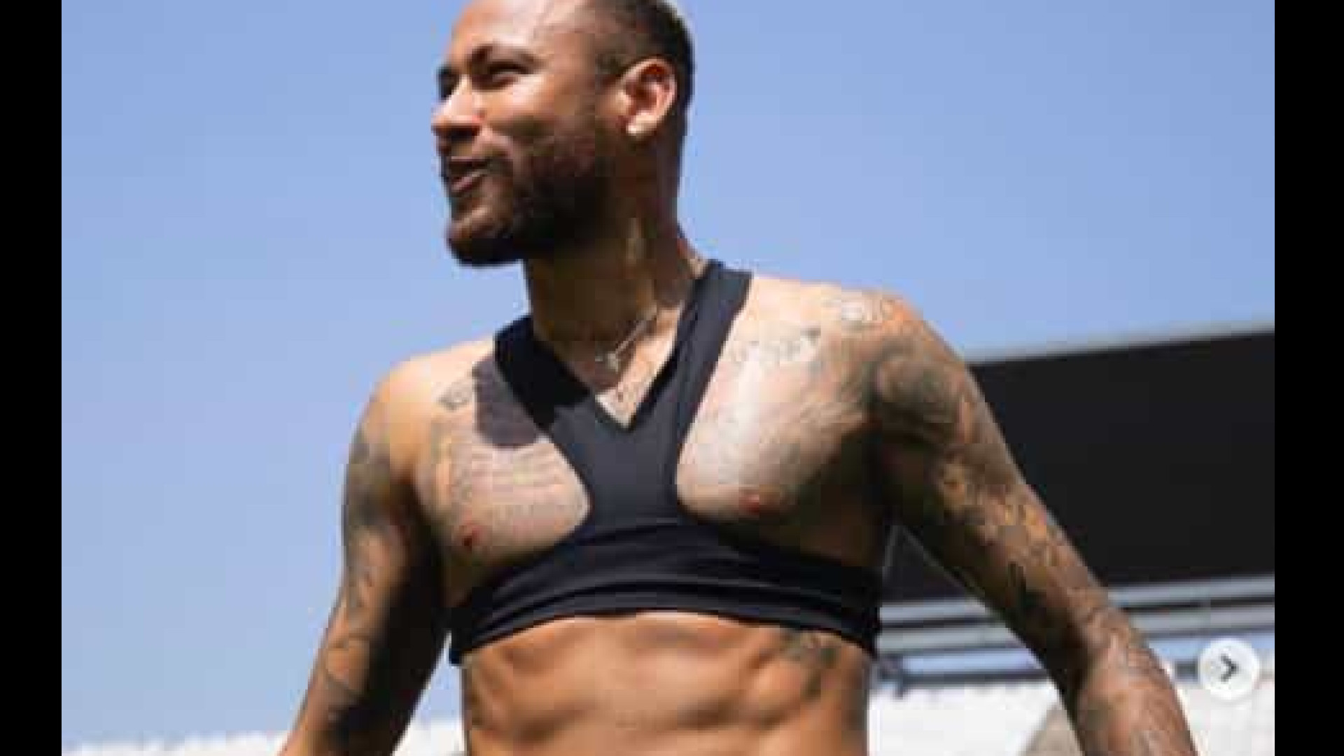 Neymar posta foto mostrando 'tanquinho' para rebater críticos sobre seu peso