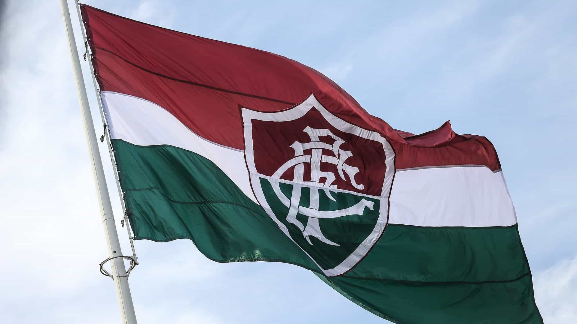 Ônibus do Fluminense é apedrejado no trajeto até o Maracanã antes do clássico