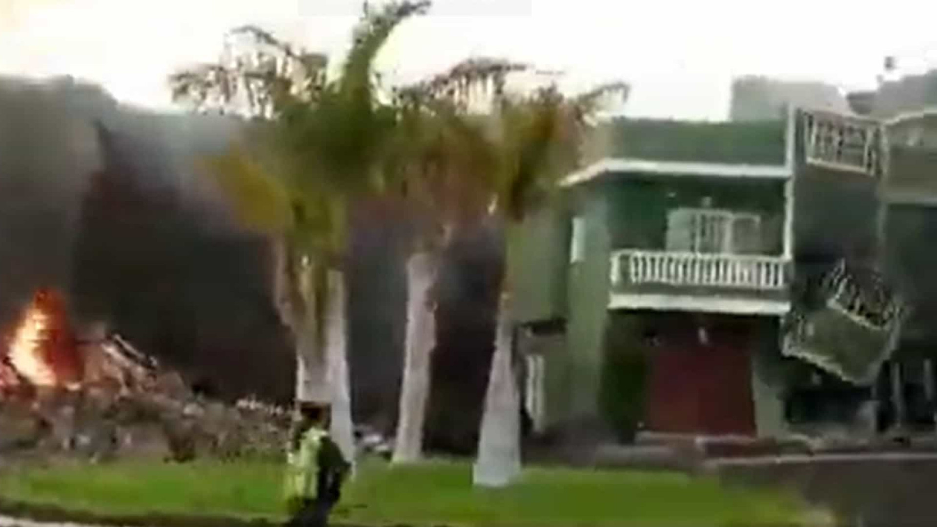 Vídeo impressionante mostra lava engolindo casa em Todoque