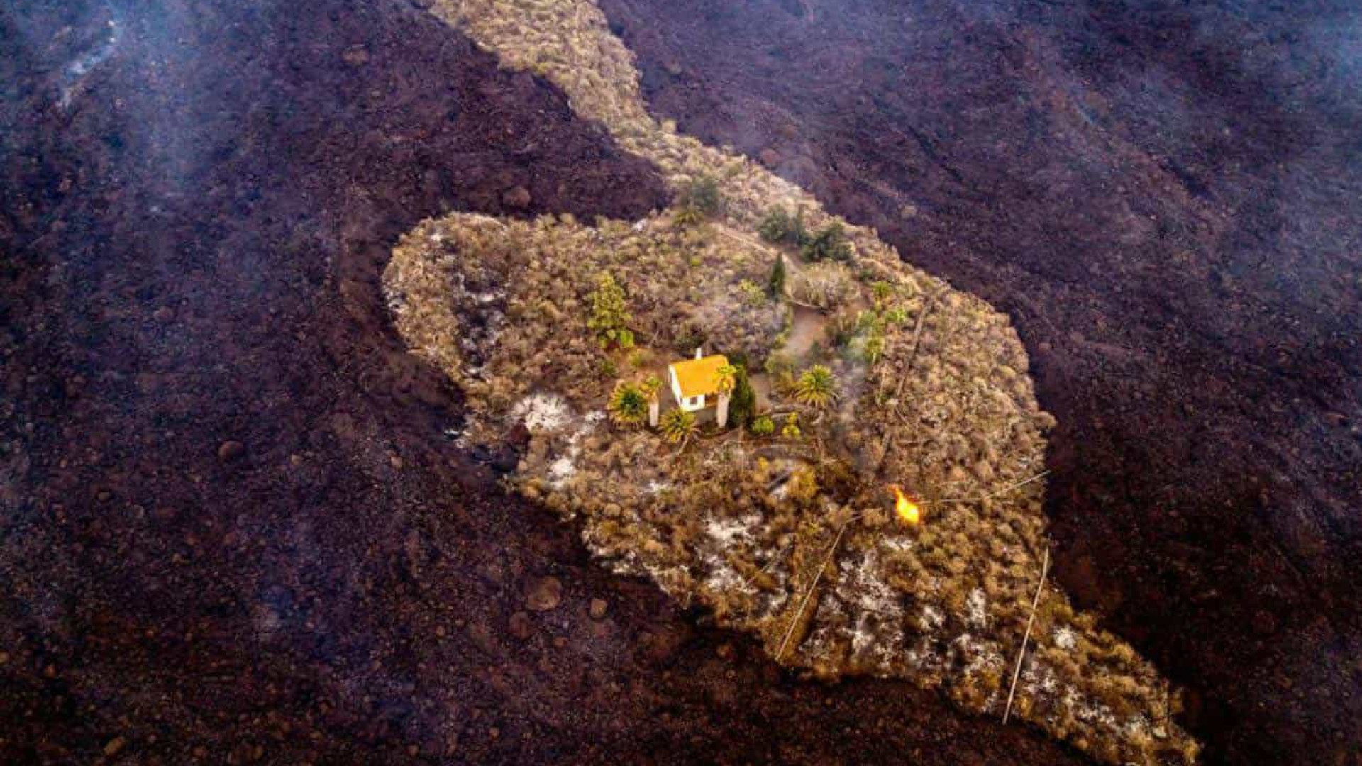 Casa escapa 'por milagre' a lava do vulcão Cumbre Vieja em La Palma