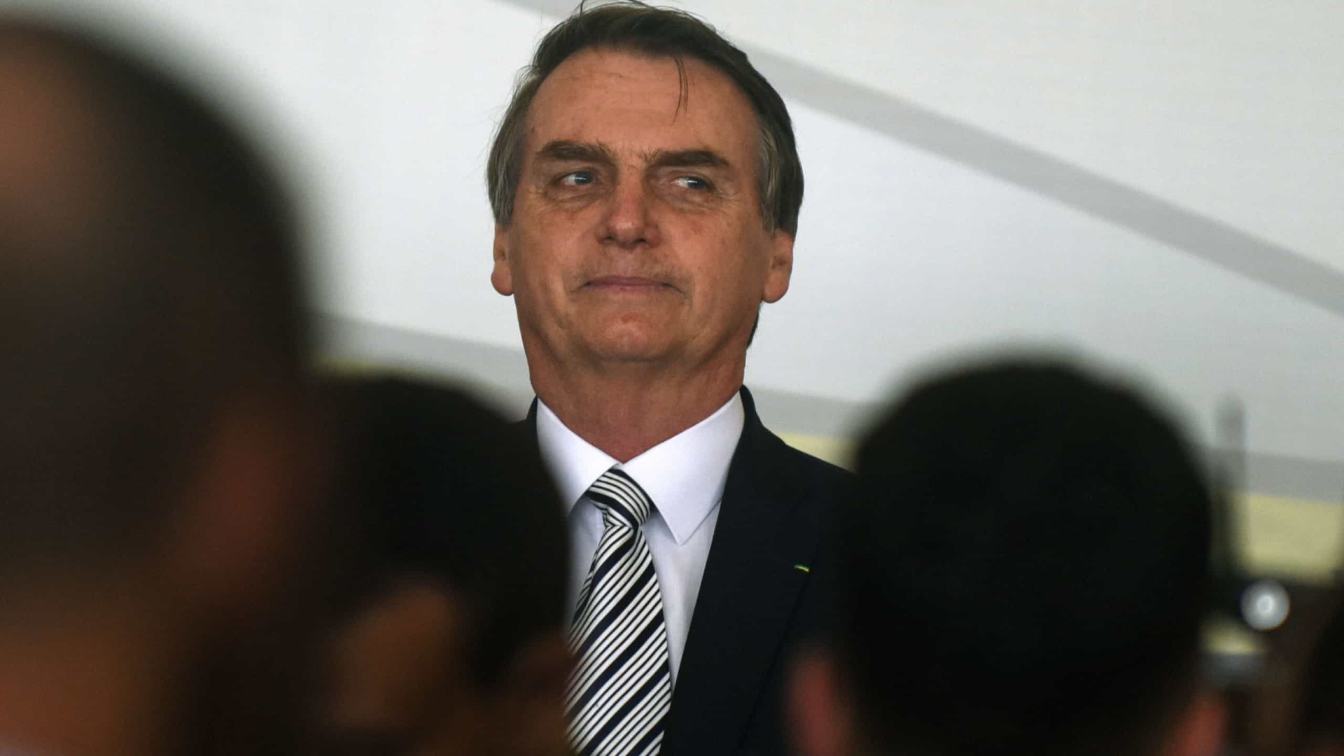 Bolsonaro quer pacote de bondades a PMs e bombeiros para impulsionar reeleição