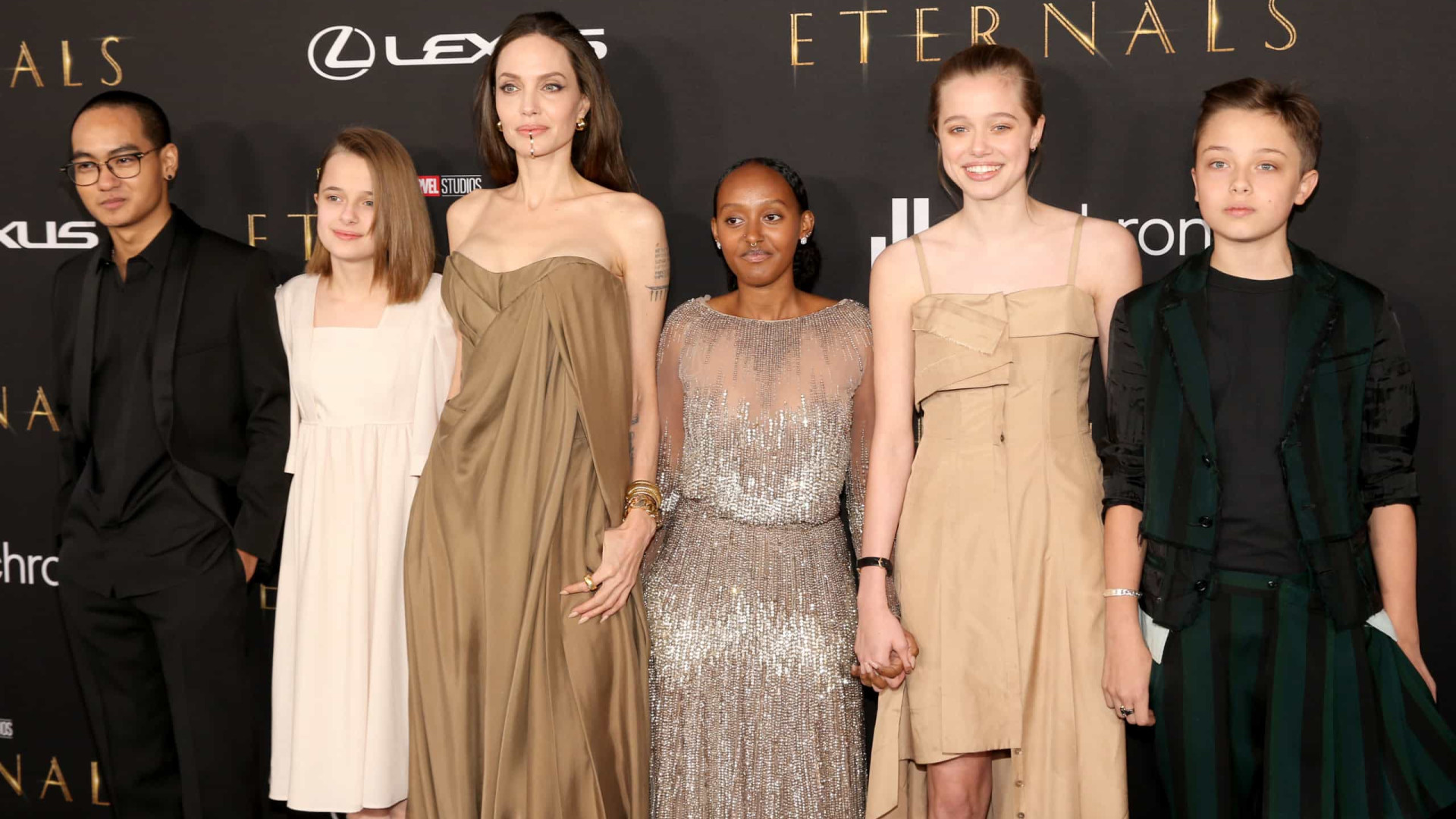 Filha de Angelina Jolie brilha com vestido usado pela atriz no Óscar