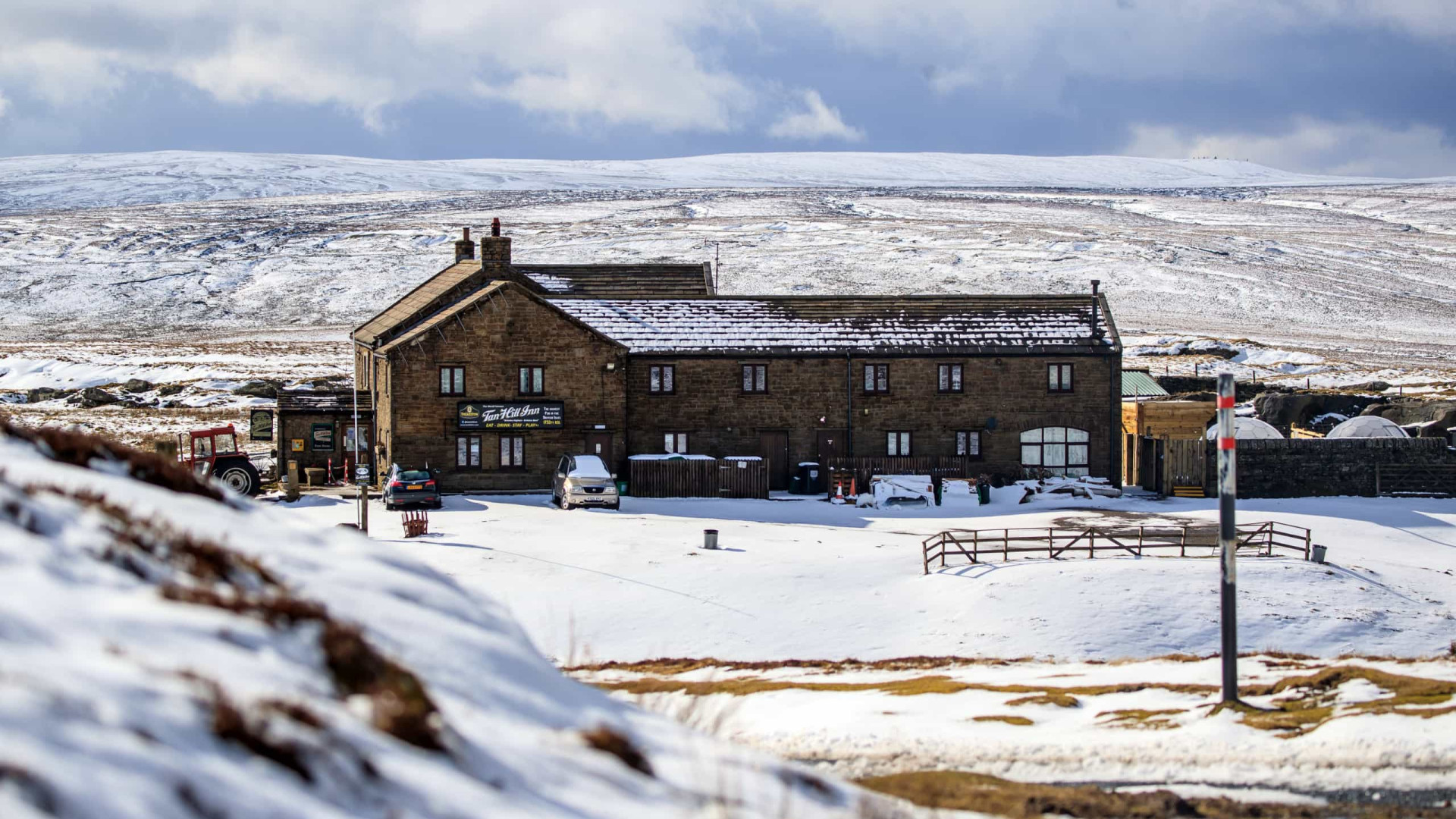 Clientes estão presos há 3 dias em pub bloqueado por nevasca no Reino Unido
