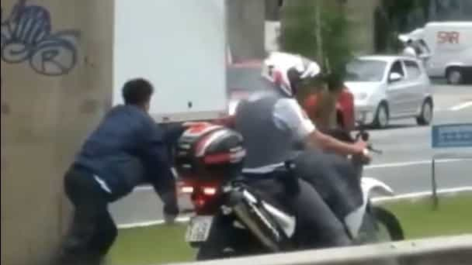 PM de SP é afastado após levar homem algemado a moto em movimento
