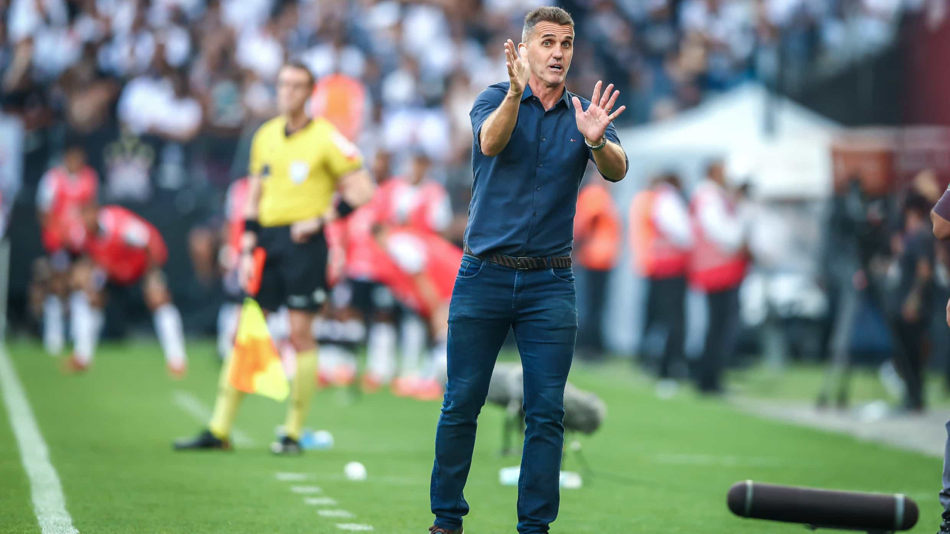 Corinthians busca empate no fim com Renato Augusto e deixa Grêmio perto da queda