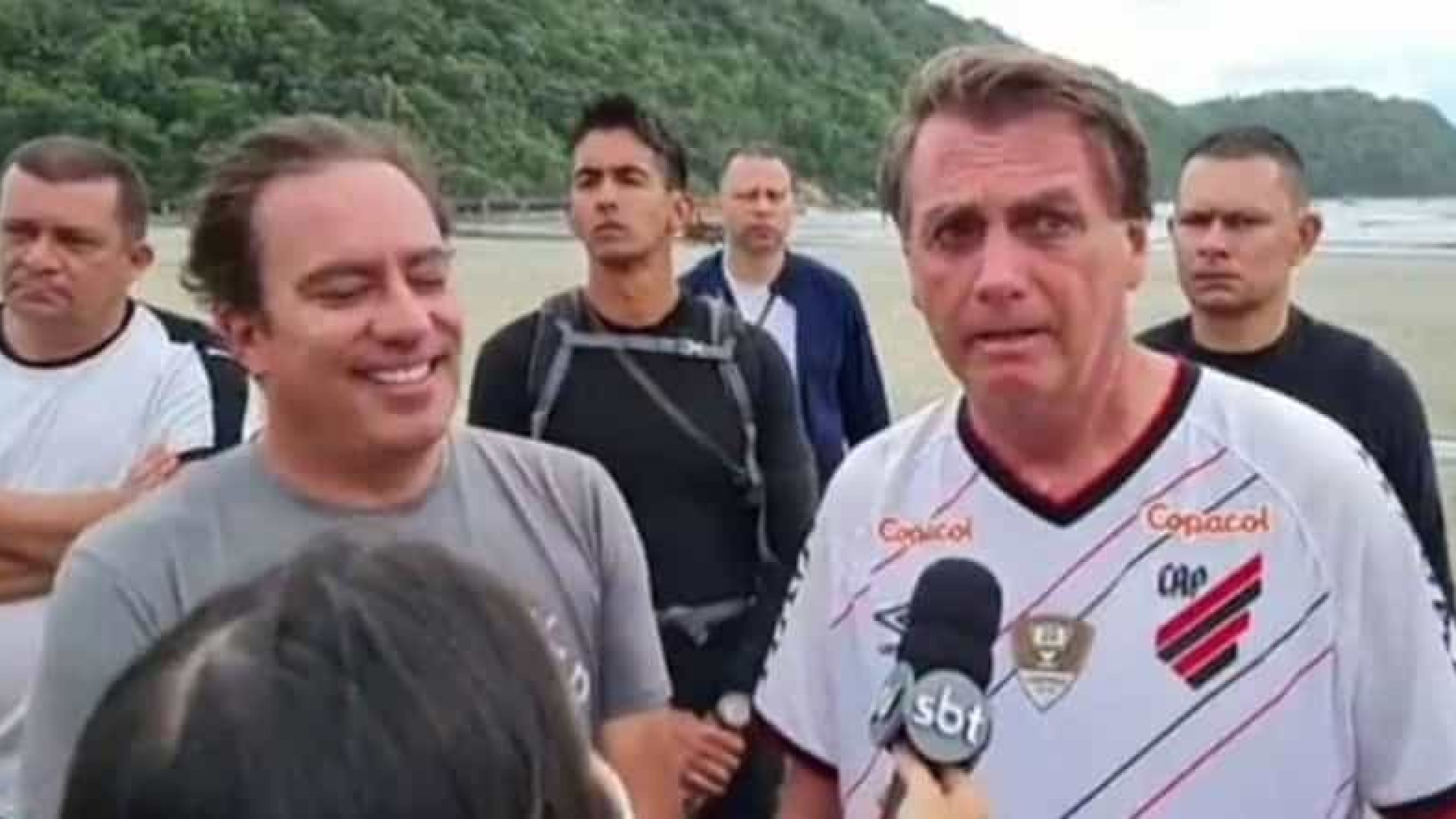 Bolsonaro vai à praia em SP e ouve 'Lula 2022' durante entrevista