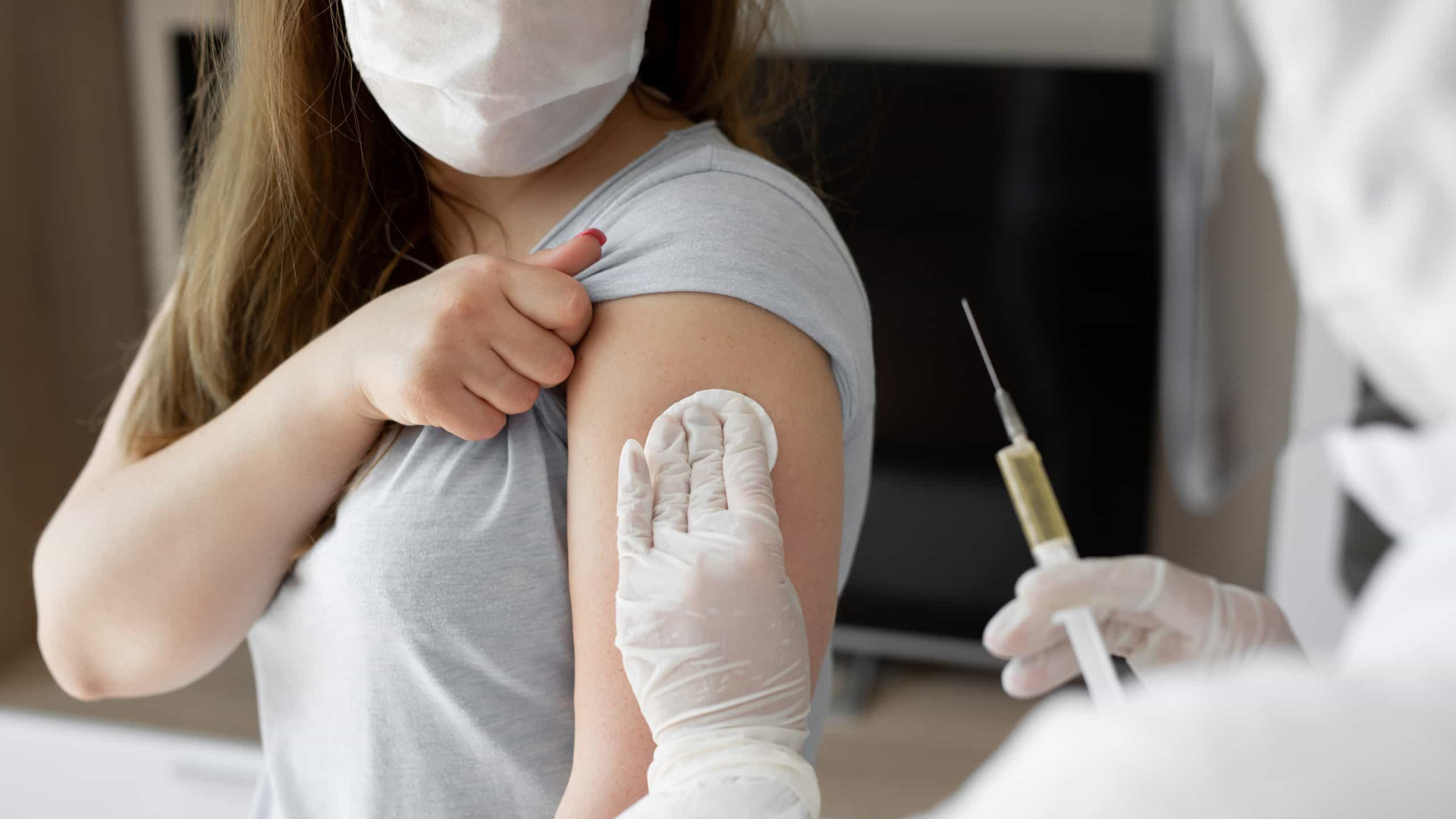 Só 30% dos jovens até 24 anos tomaram 3ª dose de vacina contra Covid