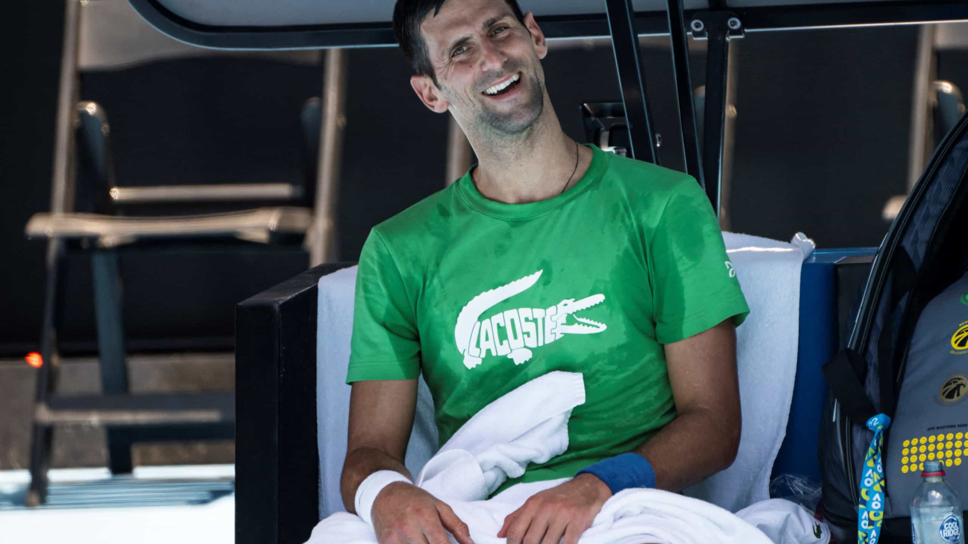 Djokovic vence na estreia em Roland Garros e elogia medidas contra Wimbledon