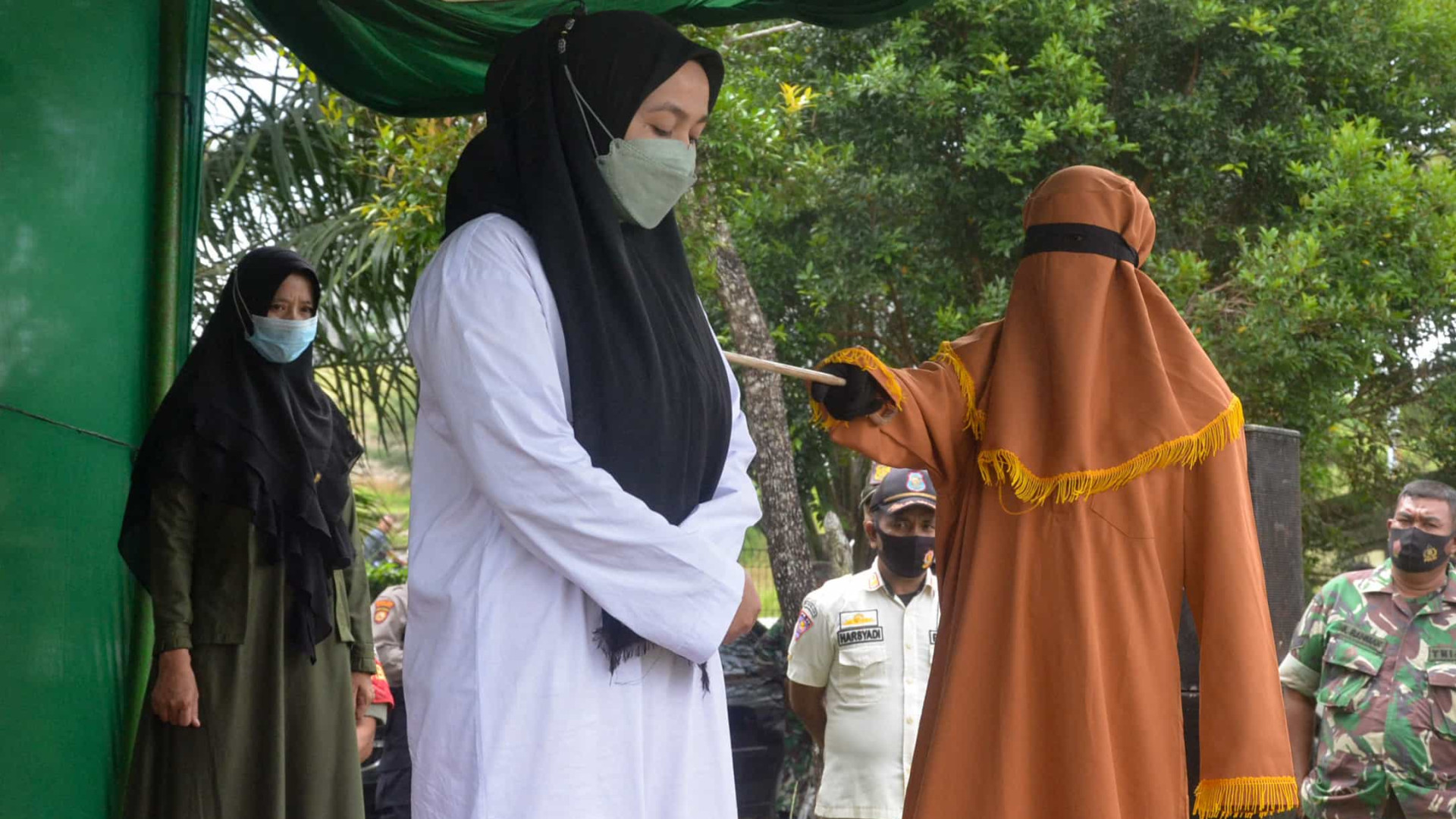 Mulher é chicoteada 100 vezes na Indonésia após confessar adultério