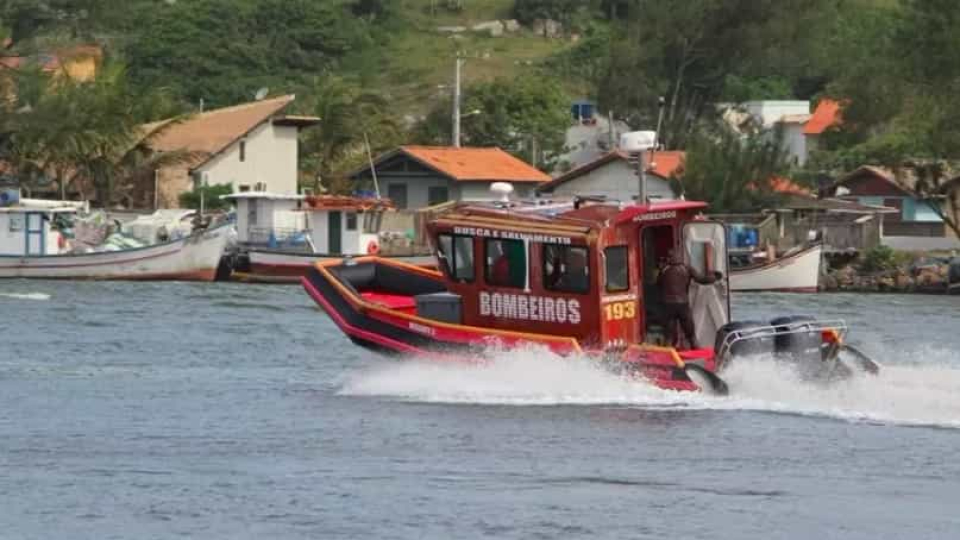 Barco de passeio naufraga em Santa Catarina, duas pessoas morrem e uma está desaparecida